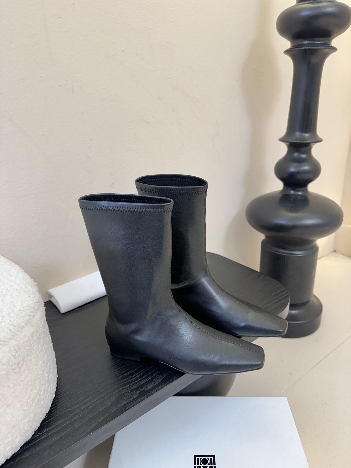 TOTEM* 𝟐𝟓𝐀𝐖新品先锋感尖头短靴｜把“小众高级”焊在穿搭DNA里极简皮革裁出凌厉尖头 利落廓形自