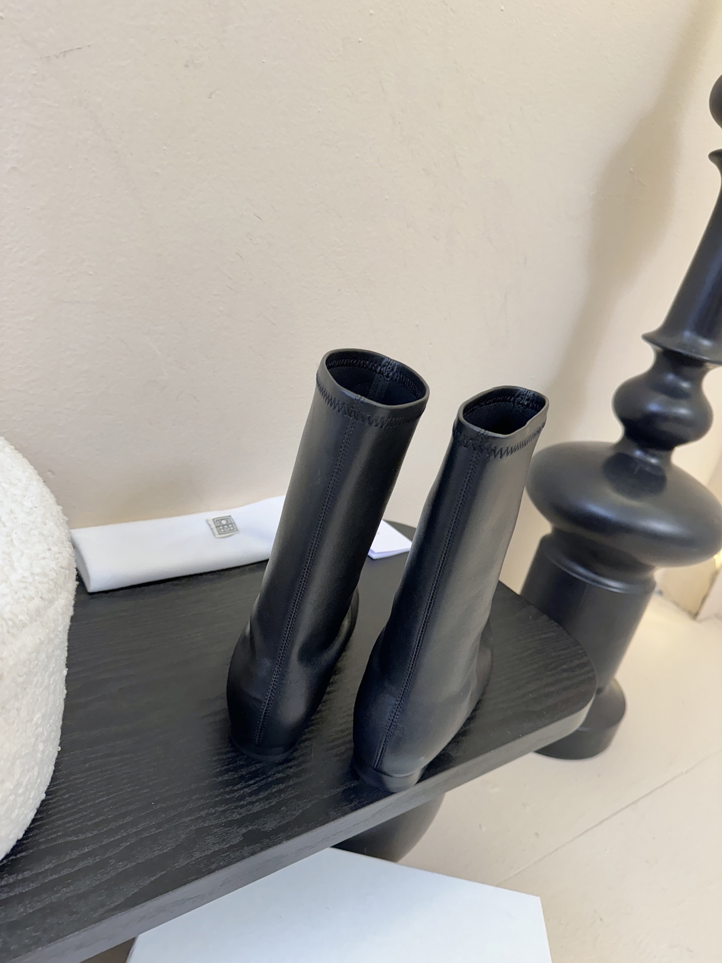 TOTEM* 𝟐𝟓𝐀𝐖新品先锋感尖头短靴｜把“小众高级”焊在穿搭DNA里极简皮革裁出凌厉尖头 利落廓形自