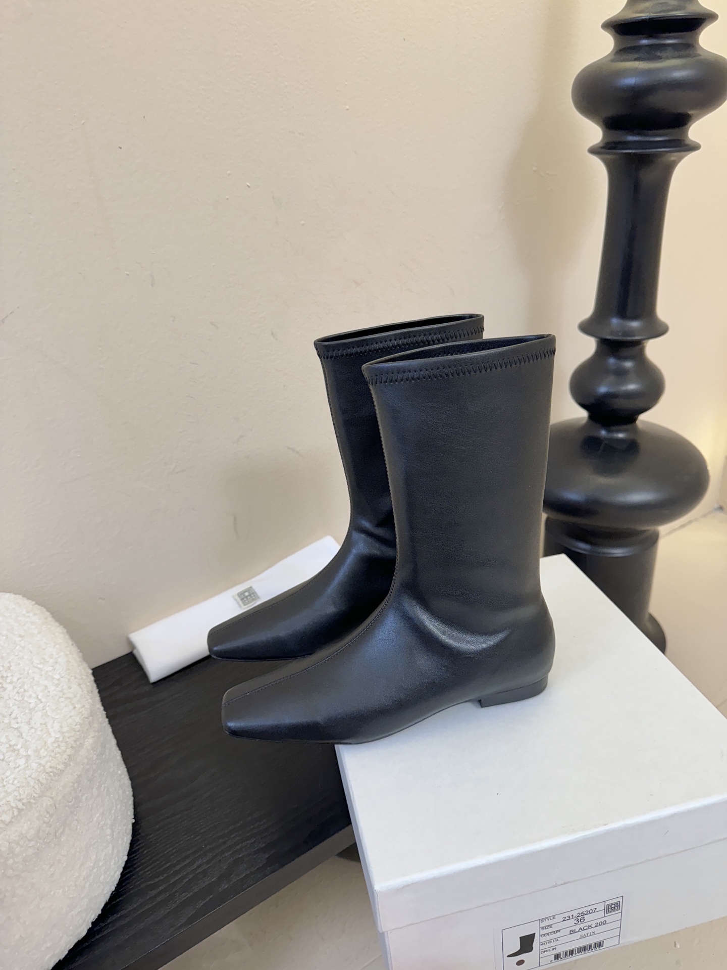 TOTEM* 𝟐𝟓𝐀𝐖新品先锋感尖头短靴｜把“小众高级”焊在穿搭DNA里极简皮革裁出凌厉尖头 利落廓形自