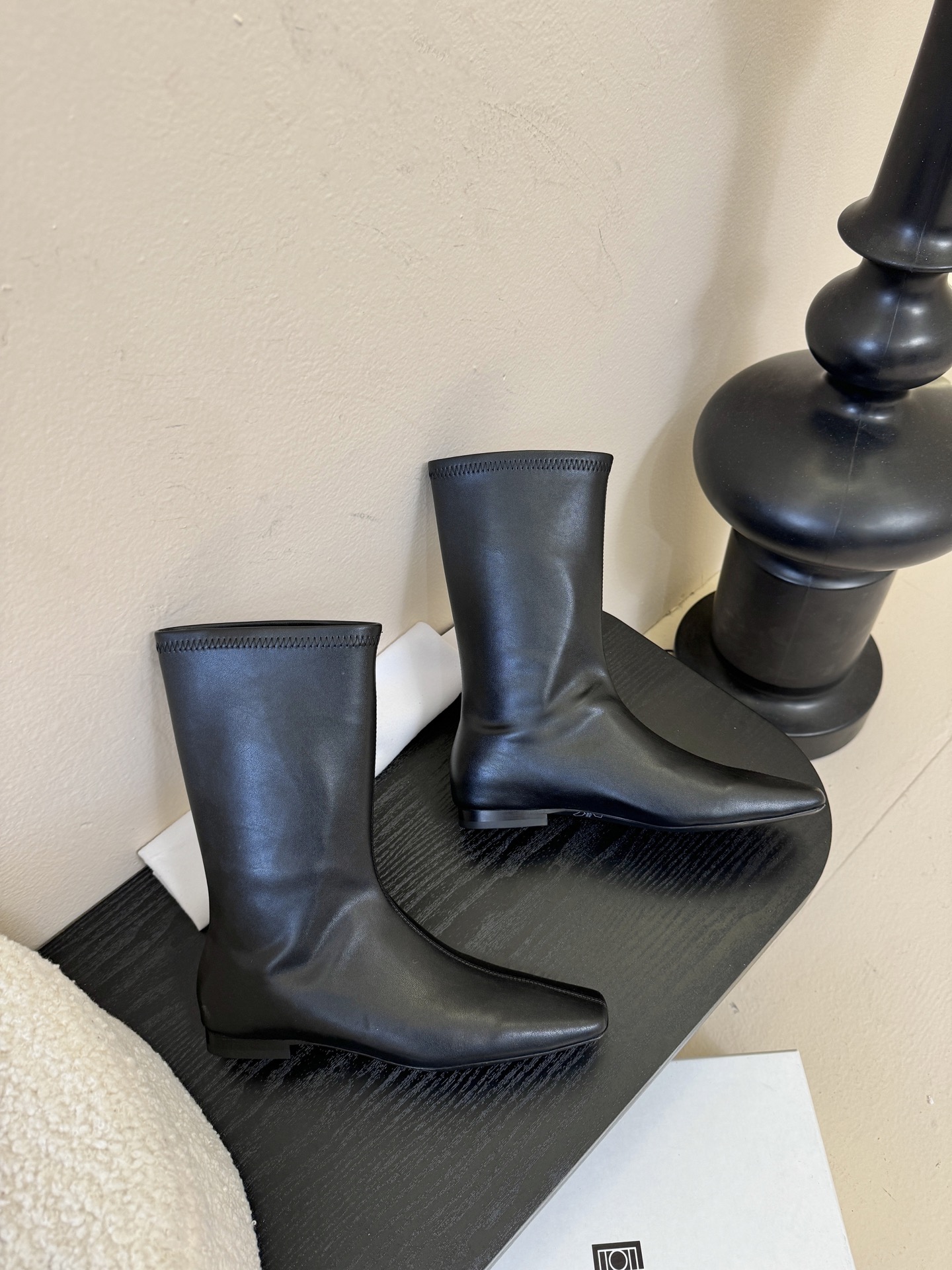 TOTEM* 𝟐𝟓𝐀𝐖新品先锋感尖头短靴｜把“小众高级”焊在穿搭DNA里极简皮革裁出凌厉尖头 利落廓形自