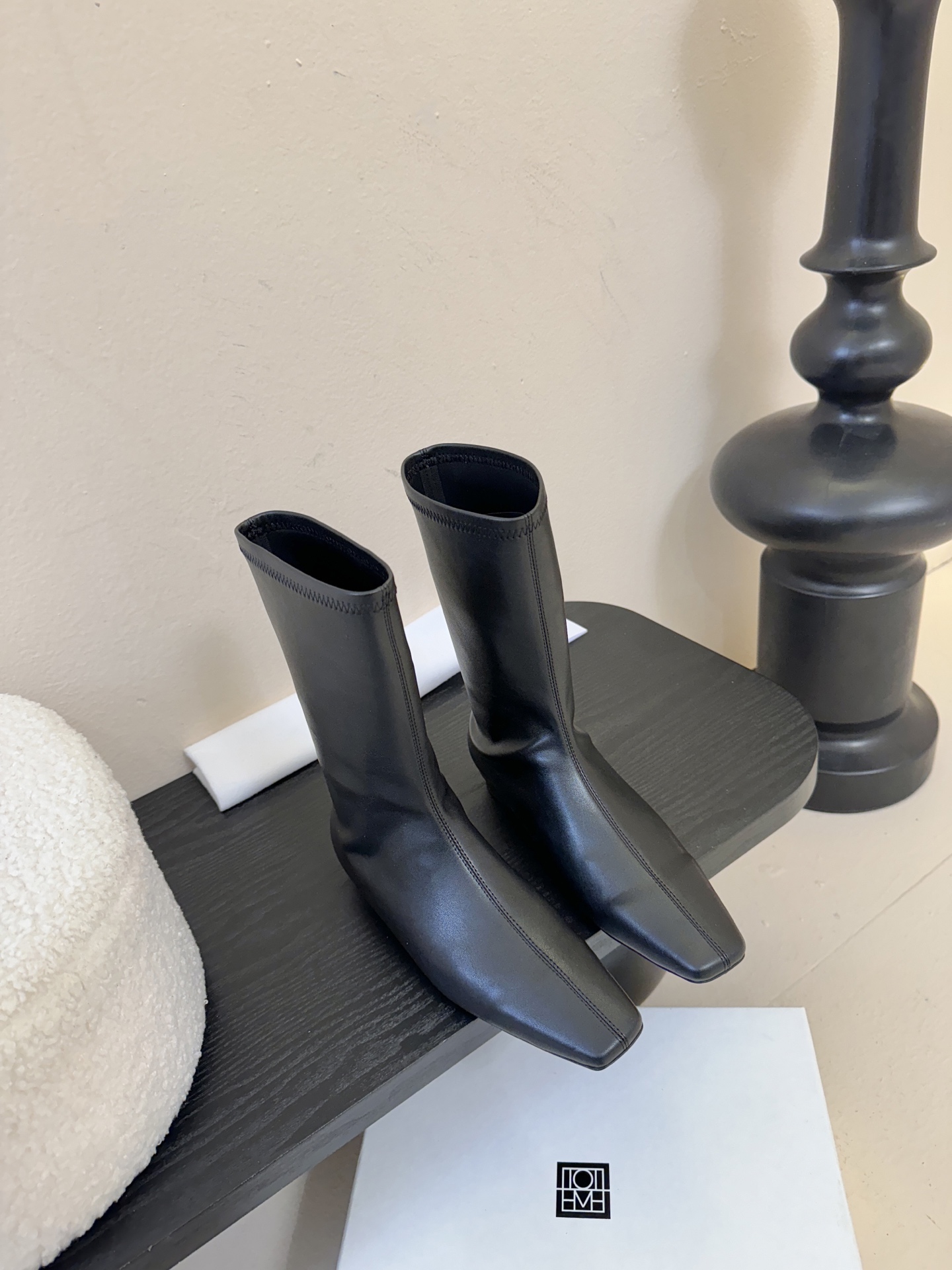 TOTEM* 𝟐𝟓𝐀𝐖新品先锋感尖头短靴｜把“小众高级”焊在穿搭DNA里极简皮革裁出凌厉尖头 利落廓形自