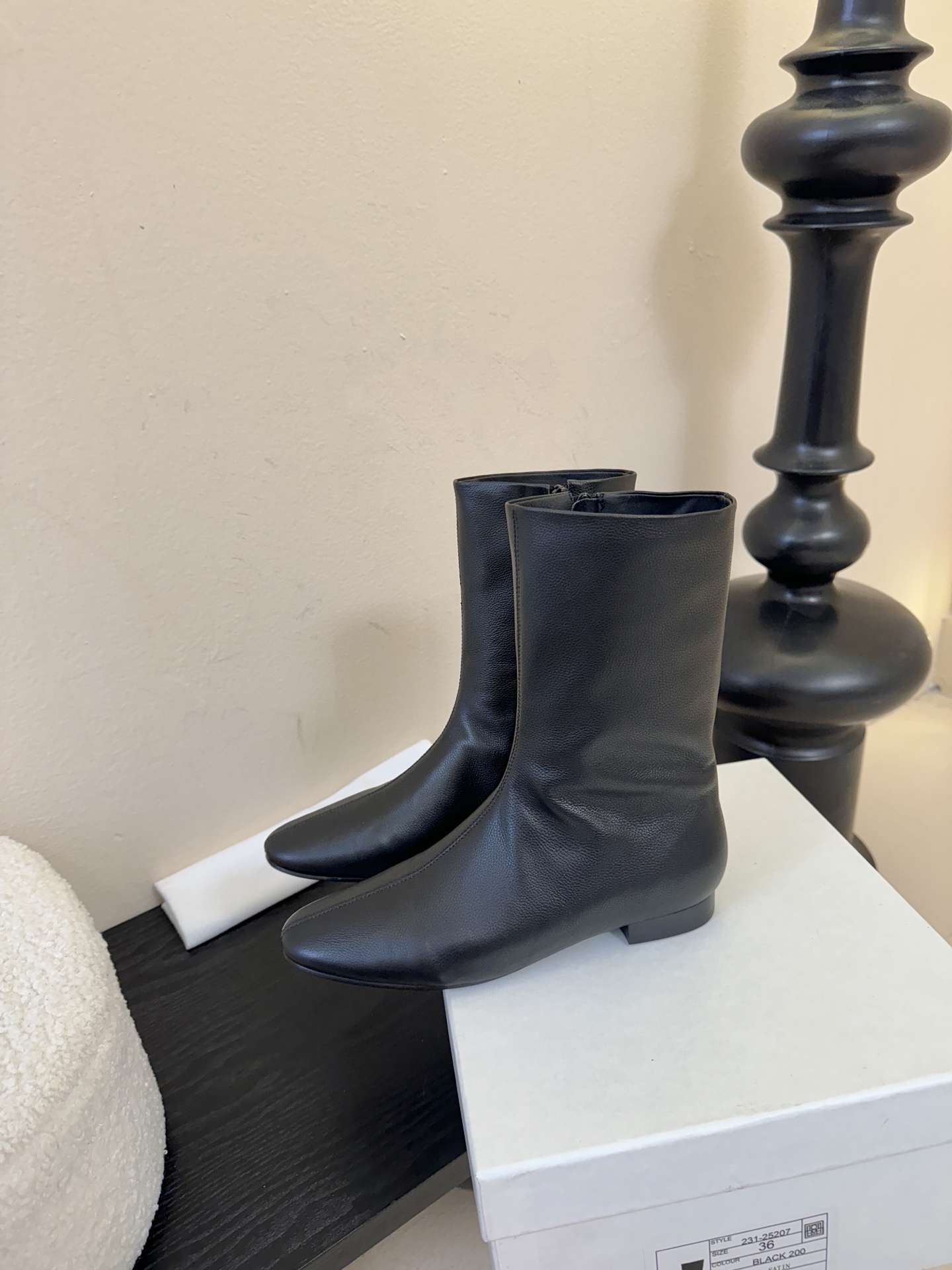 TOTEM* 𝟐𝟓𝐀𝐖新品几何感尖头短靴｜把“先锋时髦”穿在脚踝利落尖头碰撞极简皮革 侧拉链设计酷感拉满