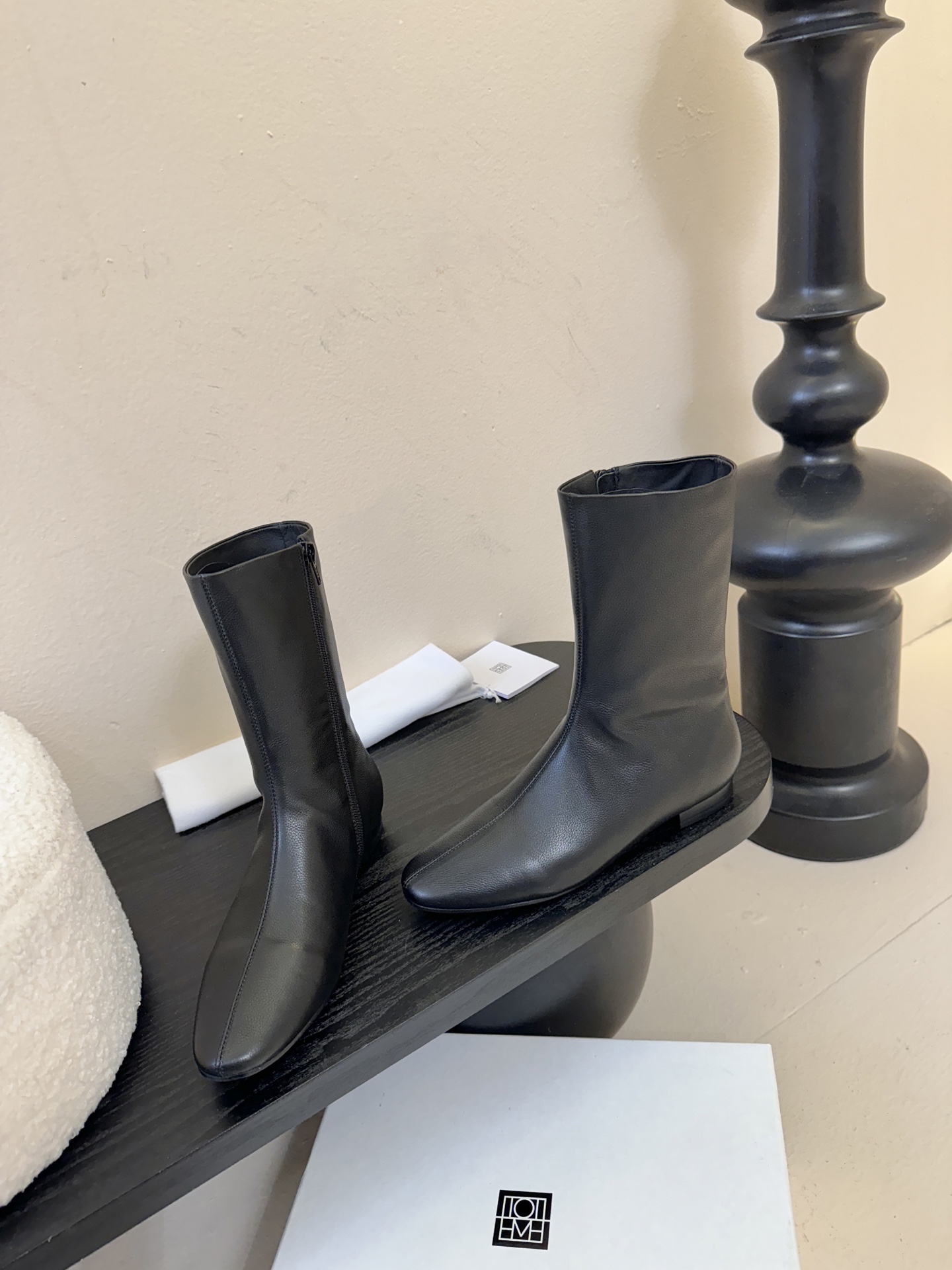 TOTEM* 𝟐𝟓𝐀𝐖新品几何感尖头短靴｜把“先锋时髦”穿在脚踝利落尖头碰撞极简皮革 侧拉链设计酷感拉满