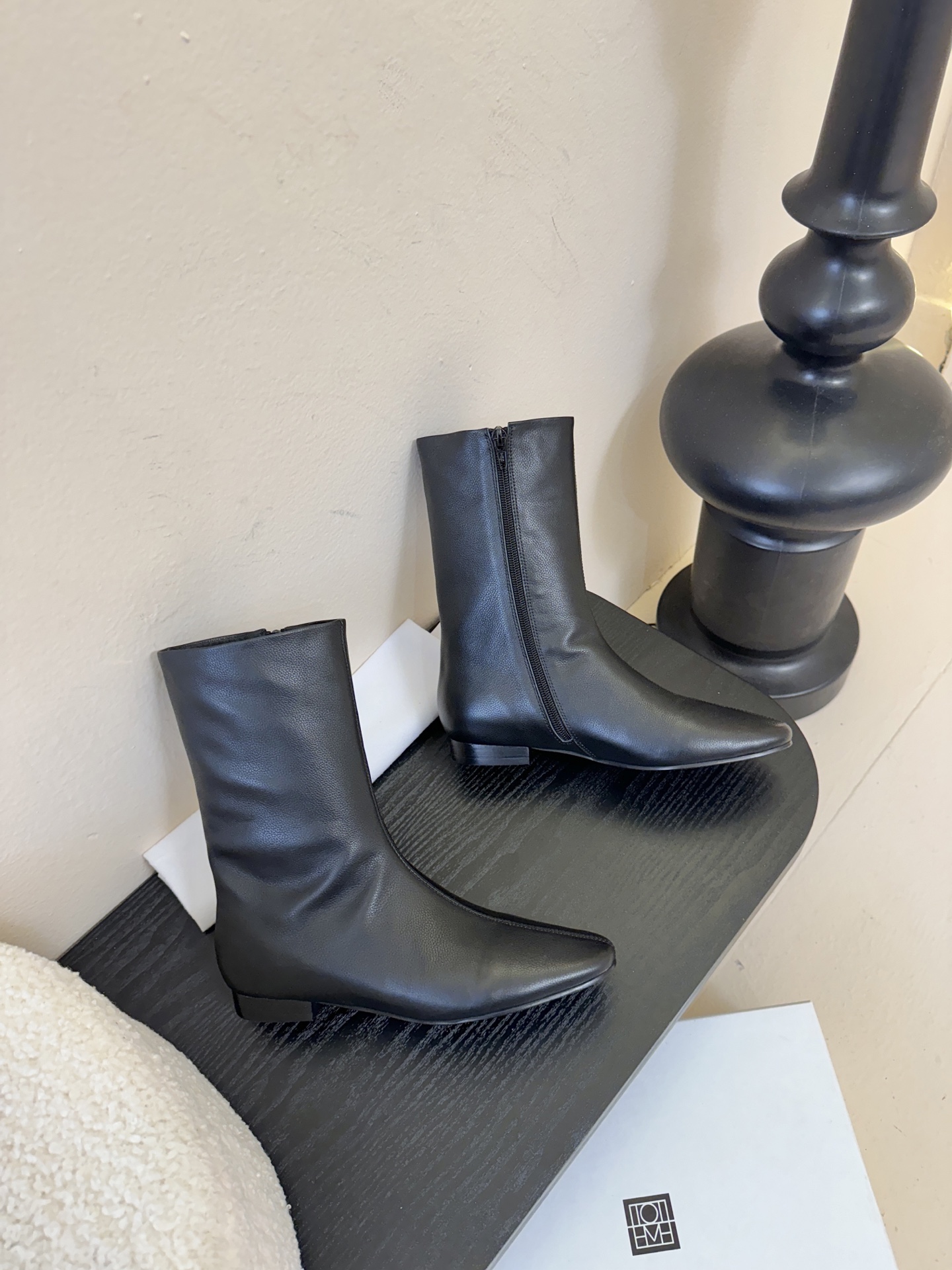 TOTEM* 𝟐𝟓𝐀𝐖新品几何感尖头短靴｜把“先锋时髦”穿在脚踝利落尖头碰撞极简皮革 侧拉链设计酷感拉满