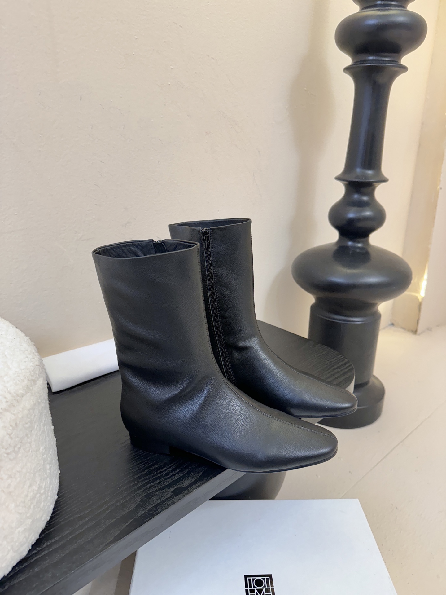 TOTEM* 𝟐𝟓𝐀𝐖新品几何感尖头短靴｜把“先锋时髦”穿在脚踝利落尖头碰撞极简皮革 侧拉链设计酷感拉满