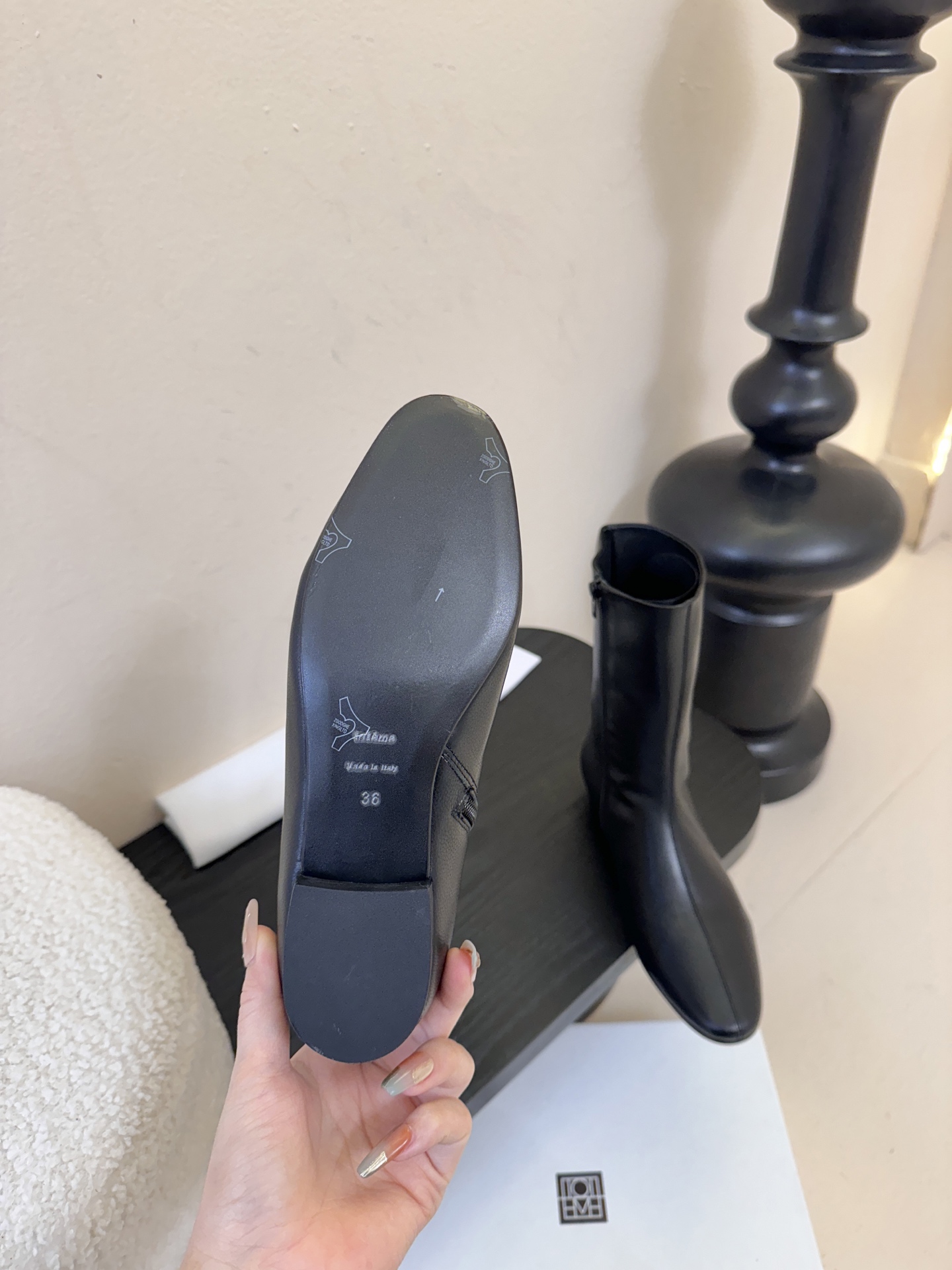 TOTEM* 𝟐𝟓𝐀𝐖新品几何感尖头短靴｜把“先锋时髦”穿在脚踝利落尖头碰撞极简皮革 侧拉链设计酷感拉满