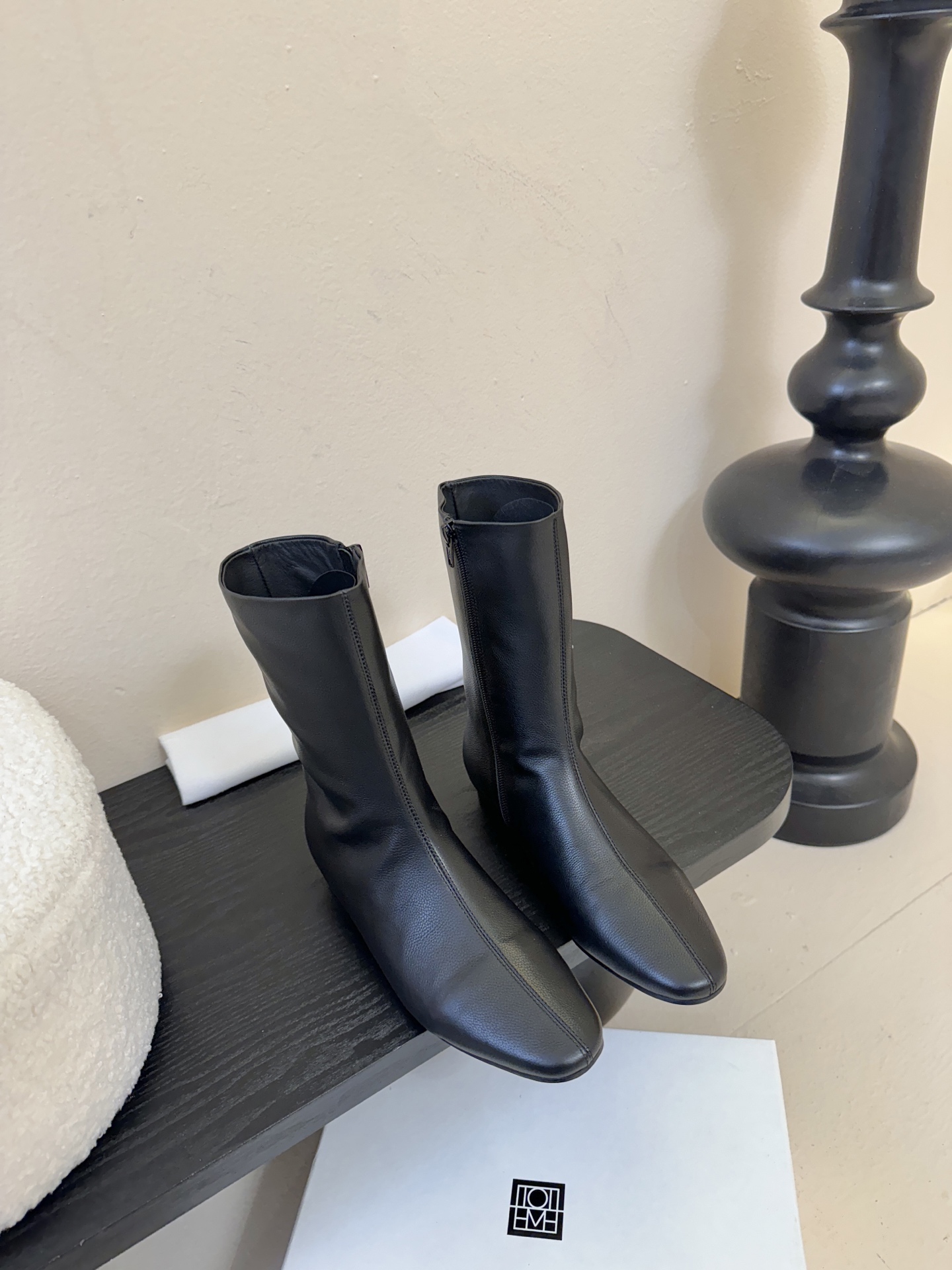 TOTEM* 𝟐𝟓𝐀𝐖新品几何感尖头短靴｜把“先锋时髦”穿在脚踝利落尖头碰撞极简皮革 侧拉链设计酷感拉满