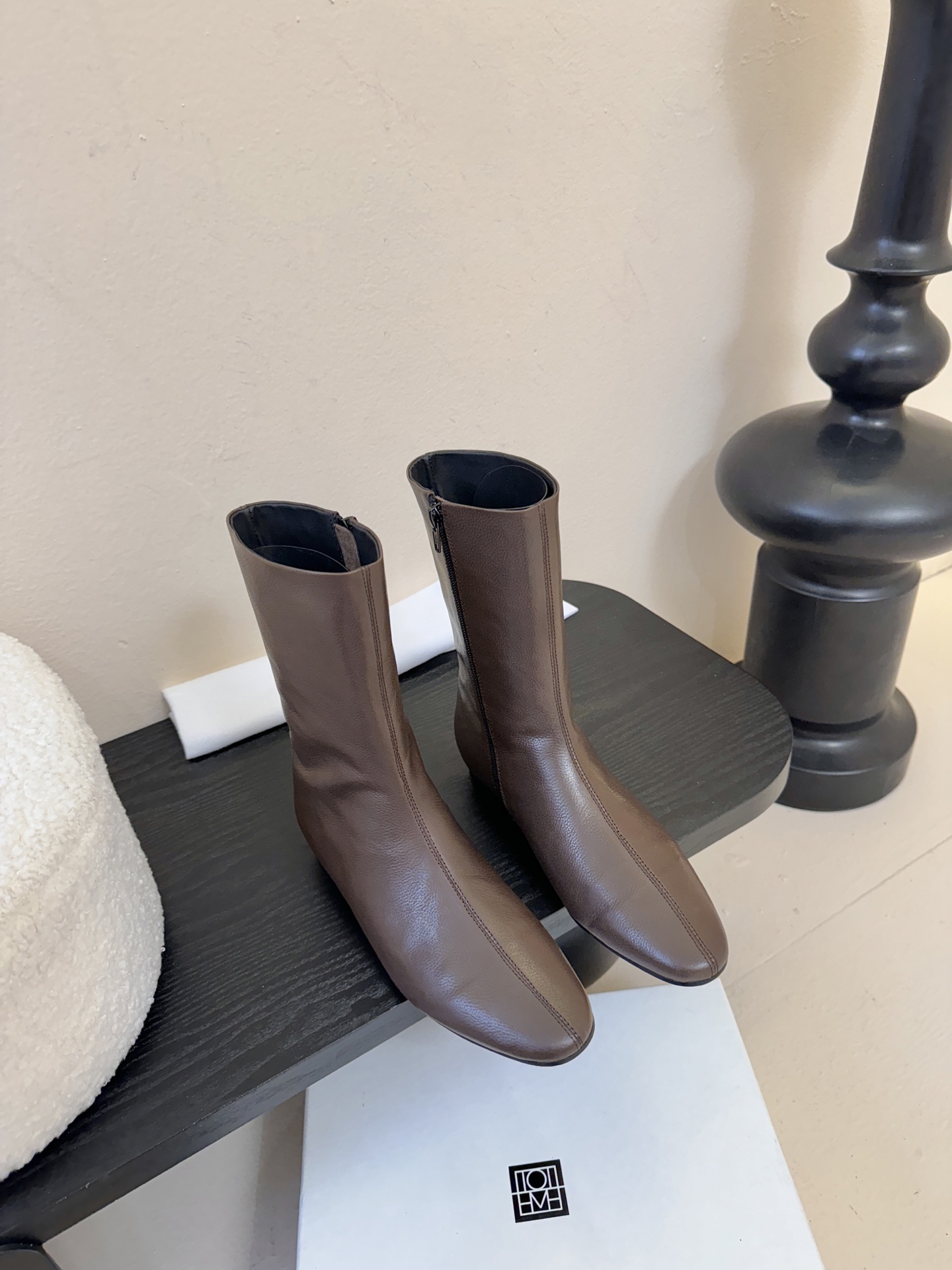 TOTEM* 𝟐𝟓𝐀𝐖新品几何感尖头短靴｜把“先锋时髦”穿在脚踝利落尖头碰撞极简皮革 侧拉链设计酷感拉满