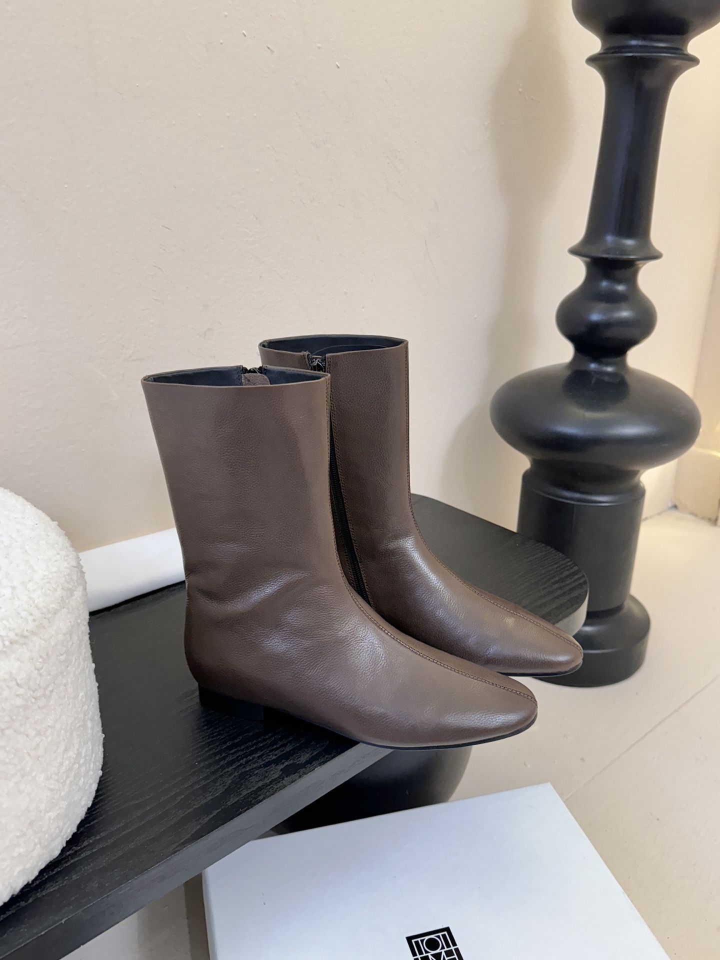 TOTEM* 𝟐𝟓𝐀𝐖新品几何感尖头短靴｜把“先锋时髦”穿在脚踝利落尖头碰撞极简皮革 侧拉链设计酷感拉满