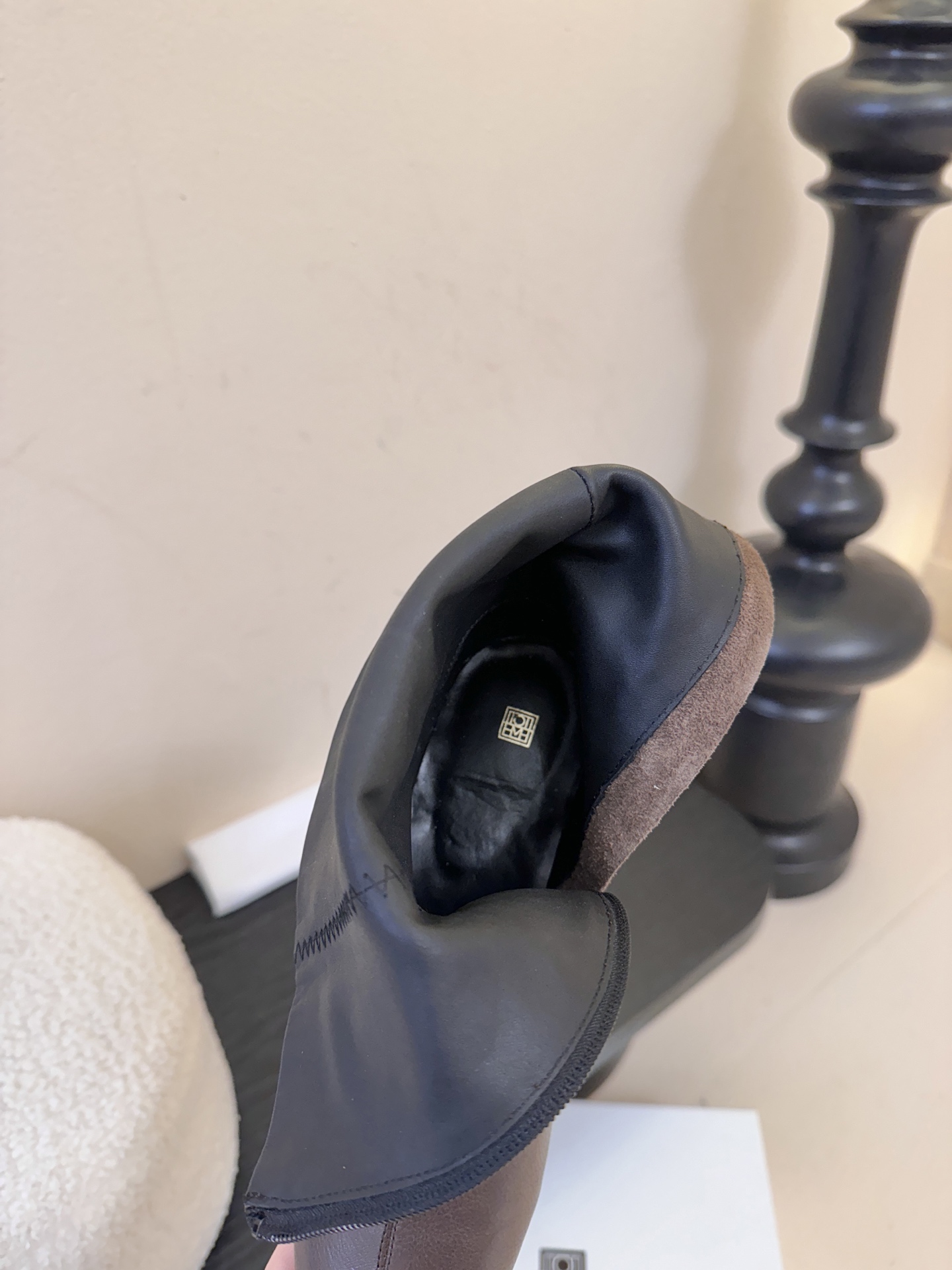 TOTEM* 𝟐𝟓𝐀𝐖新品几何感尖头短靴｜把“先锋时髦”穿在脚踝利落尖头碰撞极简皮革 侧拉链设计酷感拉满