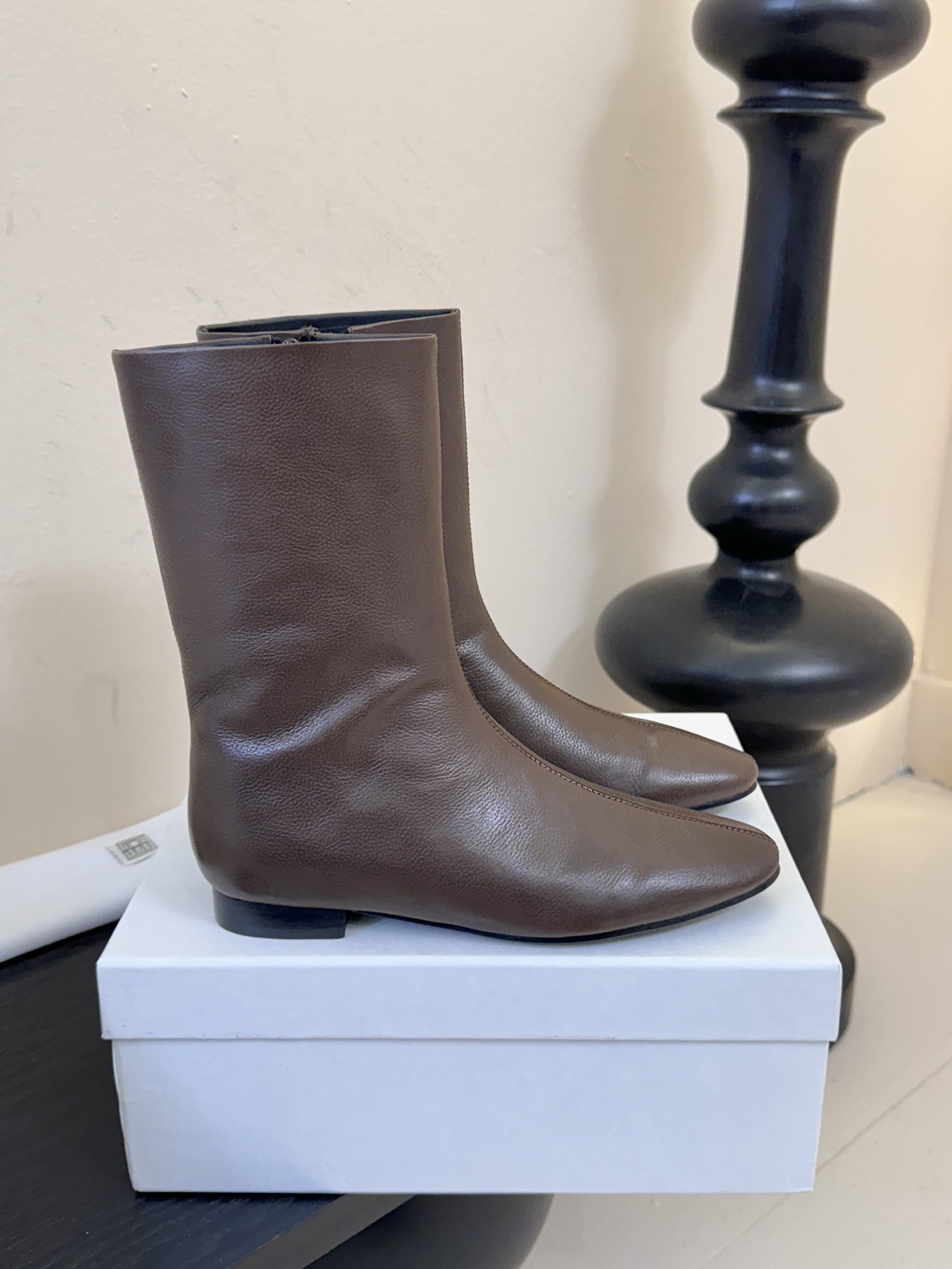 TOTEM* 𝟐𝟓𝐀𝐖新品几何感尖头短靴｜把“先锋时髦”穿在脚踝利落尖头碰撞极简皮革 侧拉链设计酷感拉满