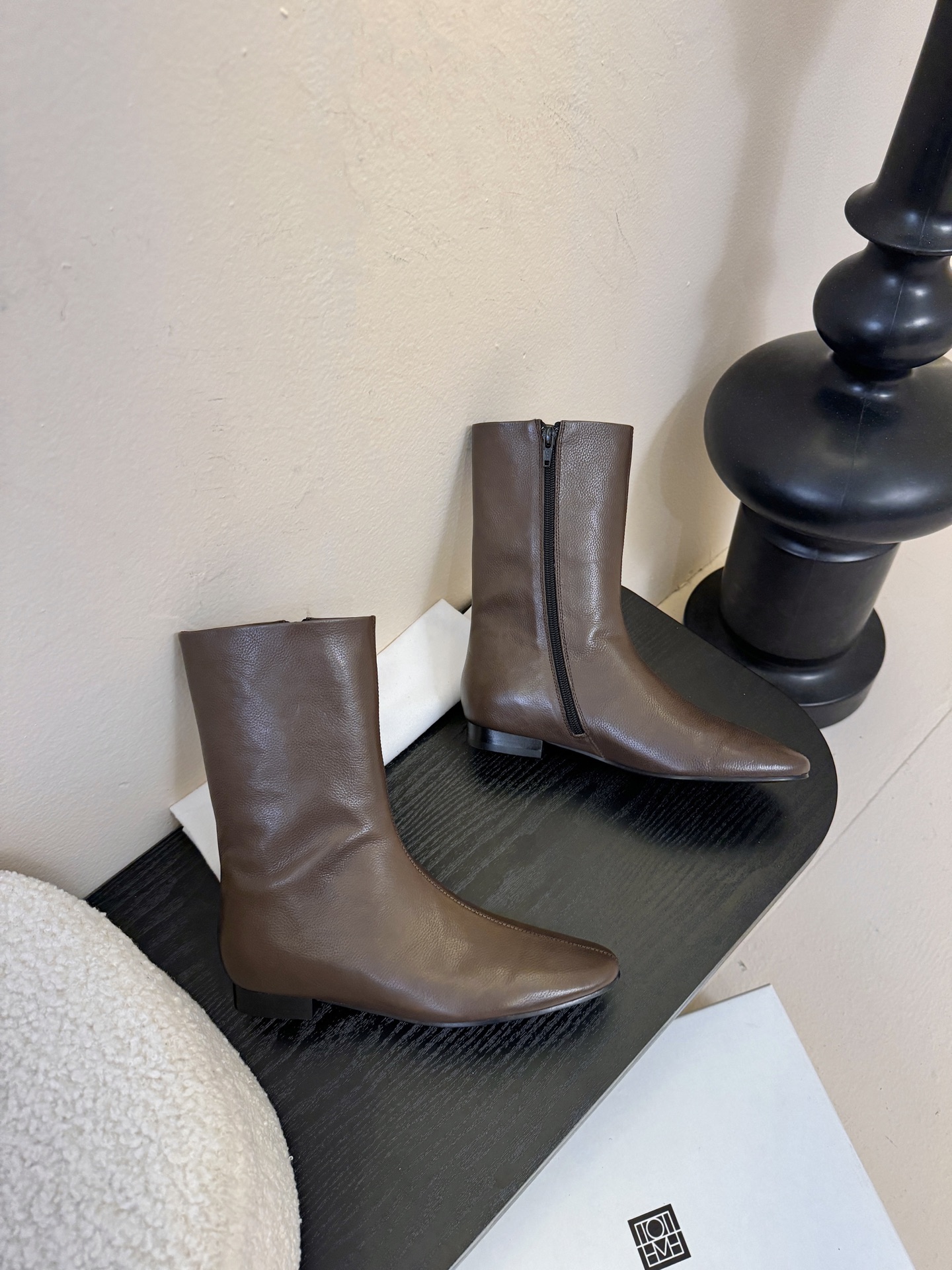 TOTEM* 𝟐𝟓𝐀𝐖新品几何感尖头短靴｜把“先锋时髦”穿在脚踝利落尖头碰撞极简皮革 侧拉链设计酷感拉满