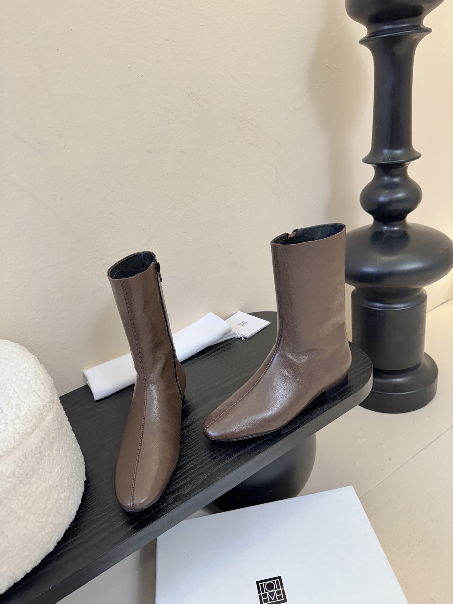 TOTEM* 𝟐𝟓𝐀𝐖新品几何感尖头短靴｜把“先锋时髦”穿在脚踝利落尖头碰撞极简皮革 侧拉链设计酷感拉满