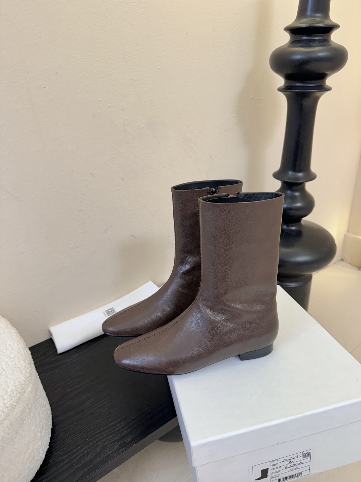 TOTEM* 𝟐𝟓𝐀𝐖新品几何感尖头短靴｜把“先锋时髦”穿在脚踝利落尖头碰撞极简皮革 侧拉链设计酷感拉满