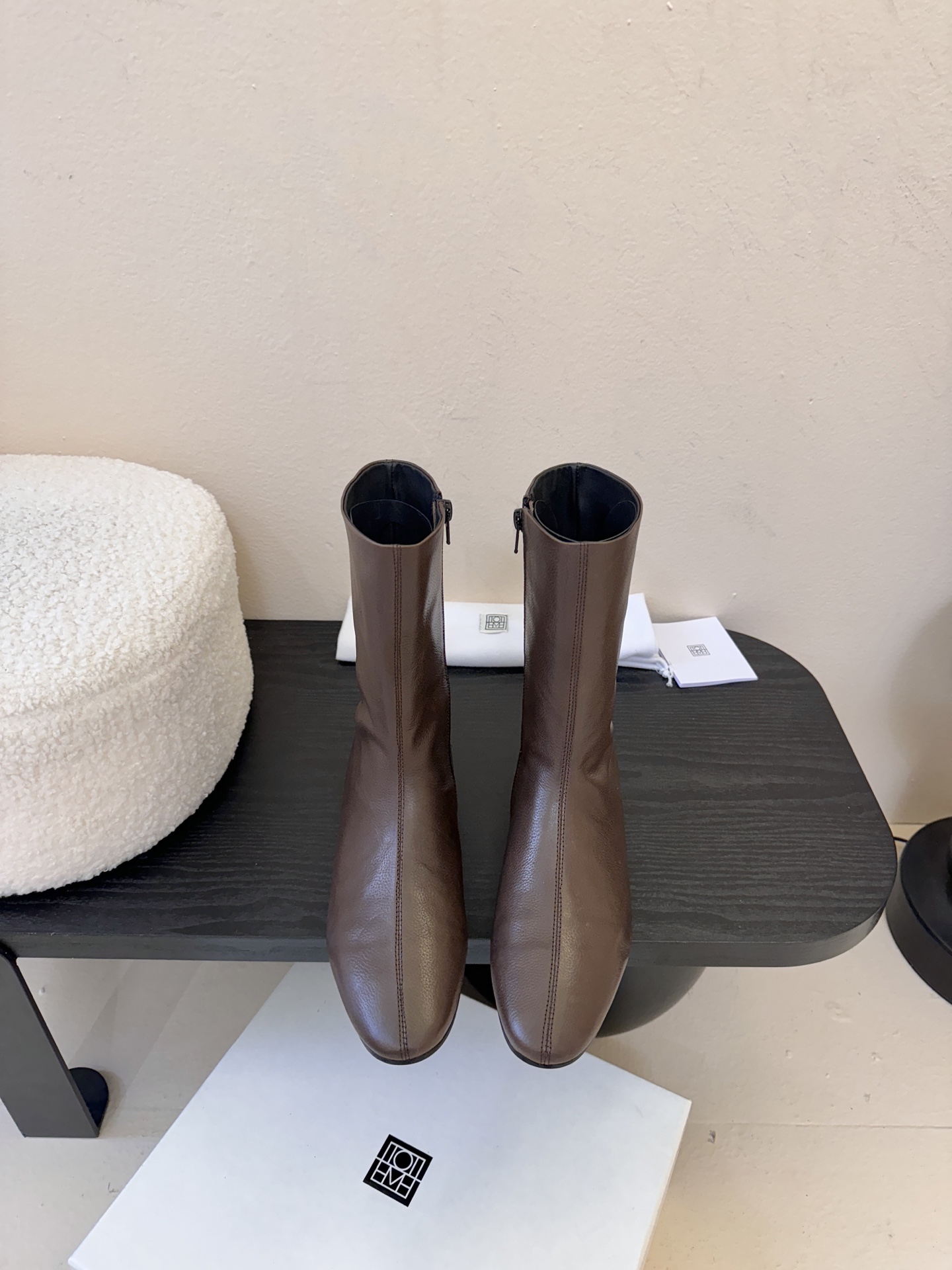 TOTEM* 𝟐𝟓𝐀𝐖新品几何感尖头短靴｜把“先锋时髦”穿在脚踝利落尖头碰撞极简皮革 侧拉链设计酷感拉满