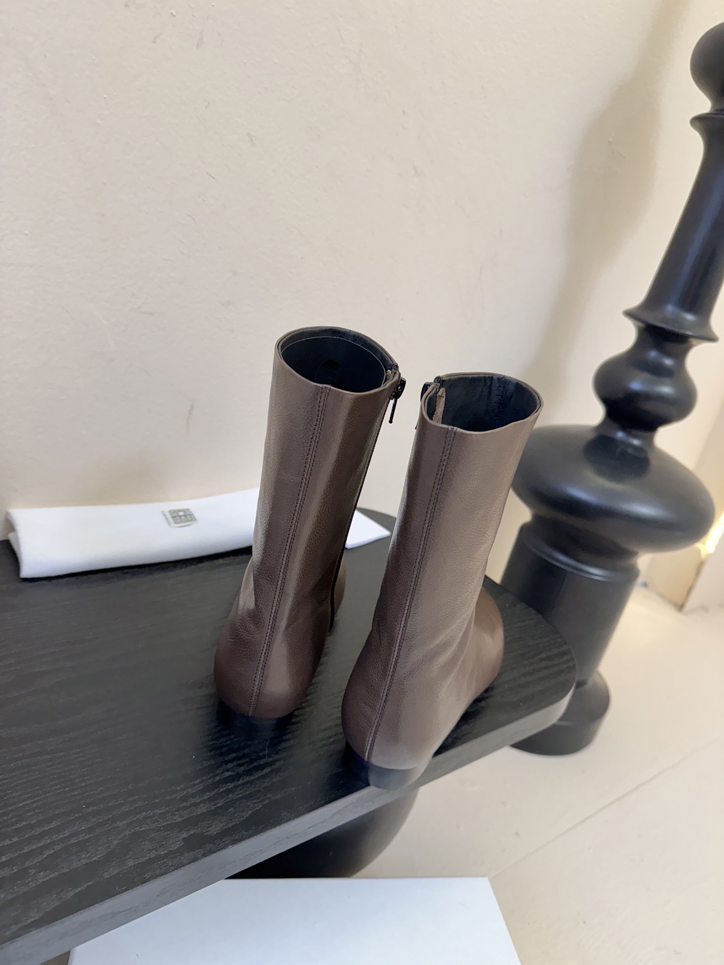 TOTEM* 𝟐𝟓𝐀𝐖新品几何感尖头短靴｜把“先锋时髦”穿在脚踝利落尖头碰撞极简皮革 侧拉链设计酷感拉满