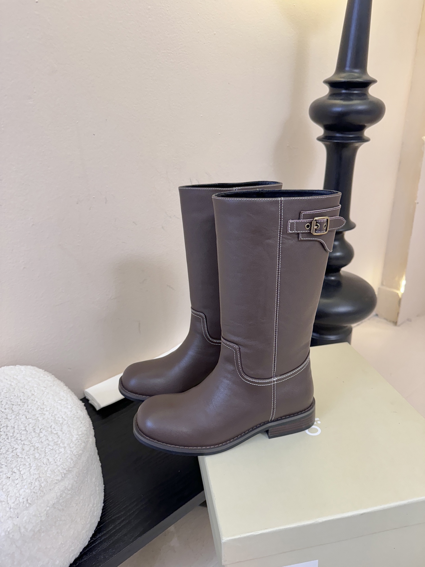 UNFOLIO 𝟐𝟓𝐀𝐖秋冬新品unfolio骑士靴｜把“复古酷感”穿成秋冬标配油蜡皮质感自带复古滤镜 