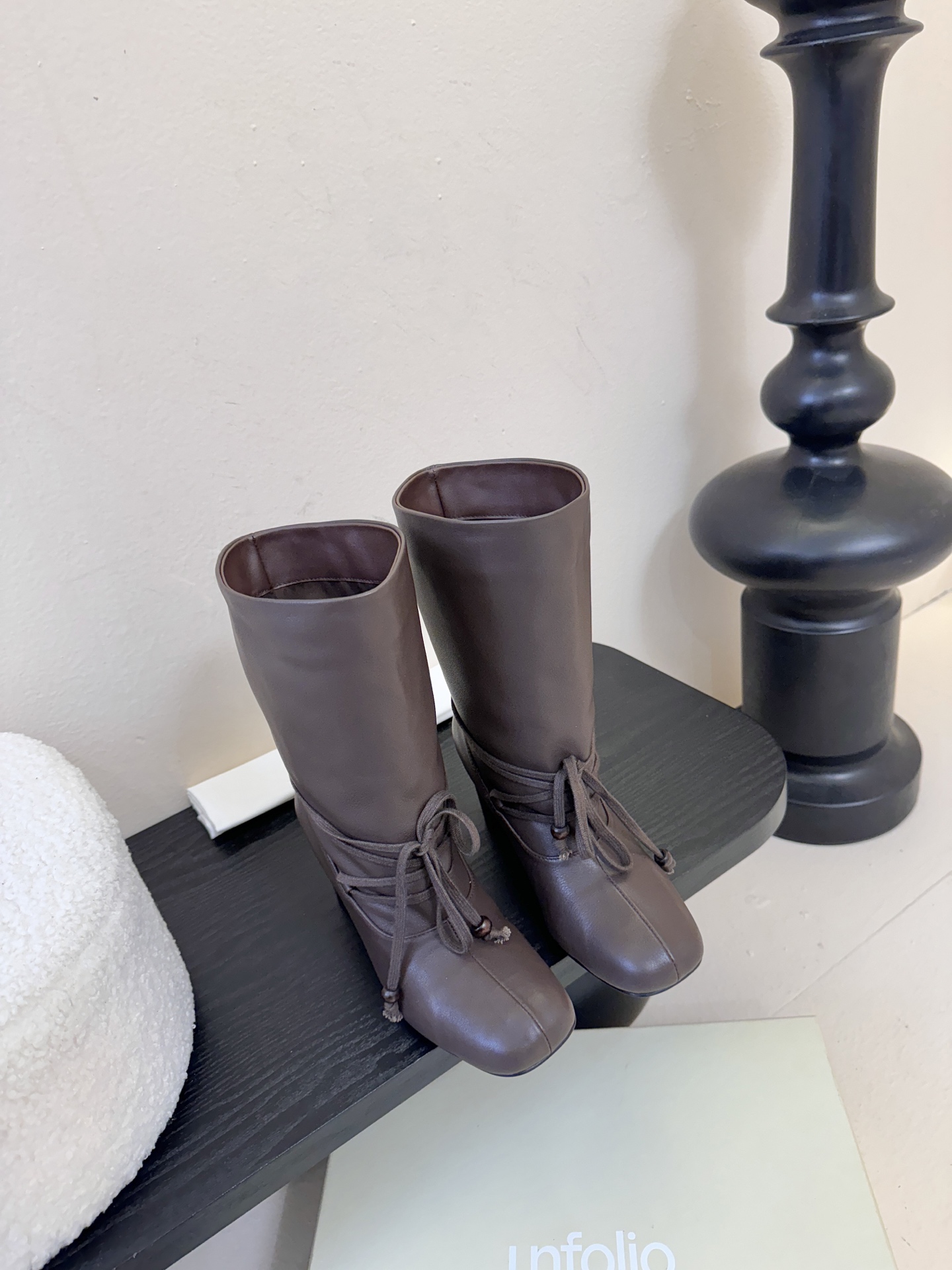 UNFOLIO 𝟐𝟓𝐀𝐖秋冬新品unfolio褶皱绑带靴｜把“暗黑高级感”焊在秋冬穿搭里柔滑皮革揉出随性