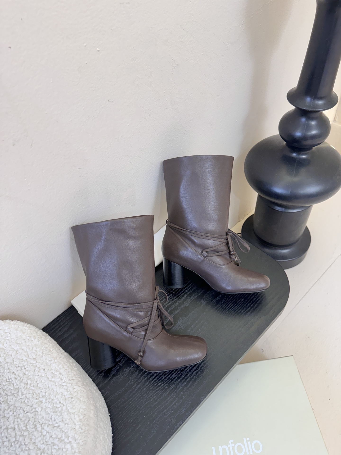 UNFOLIO 𝟐𝟓𝐀𝐖秋冬新品unfolio褶皱绑带靴｜把“暗黑高级感”焊在秋冬穿搭里柔滑皮革揉出随性