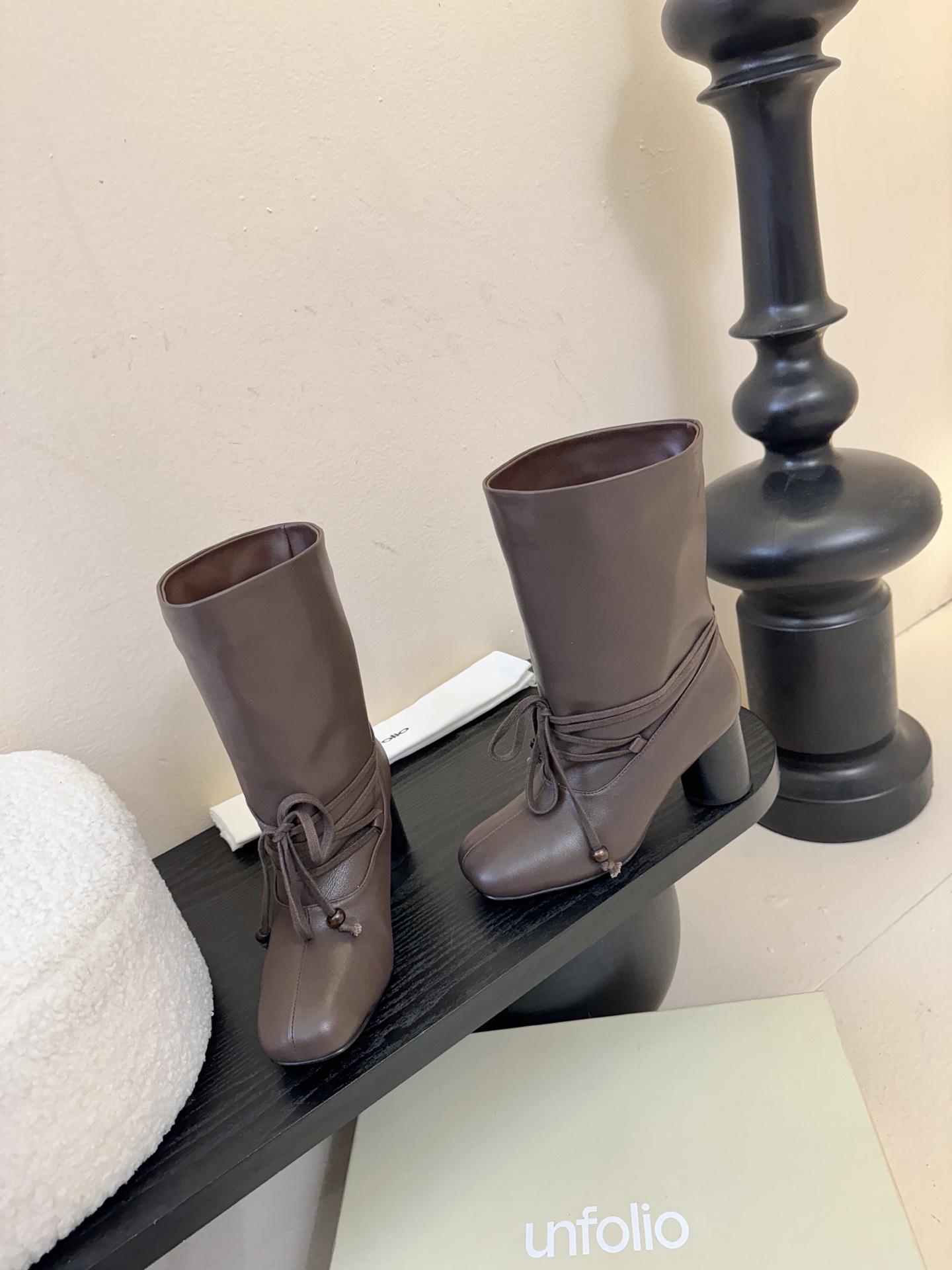 UNFOLIO 𝟐𝟓𝐀𝐖秋冬新品unfolio褶皱绑带靴｜把“暗黑高级感”焊在秋冬穿搭里柔滑皮革揉出随性