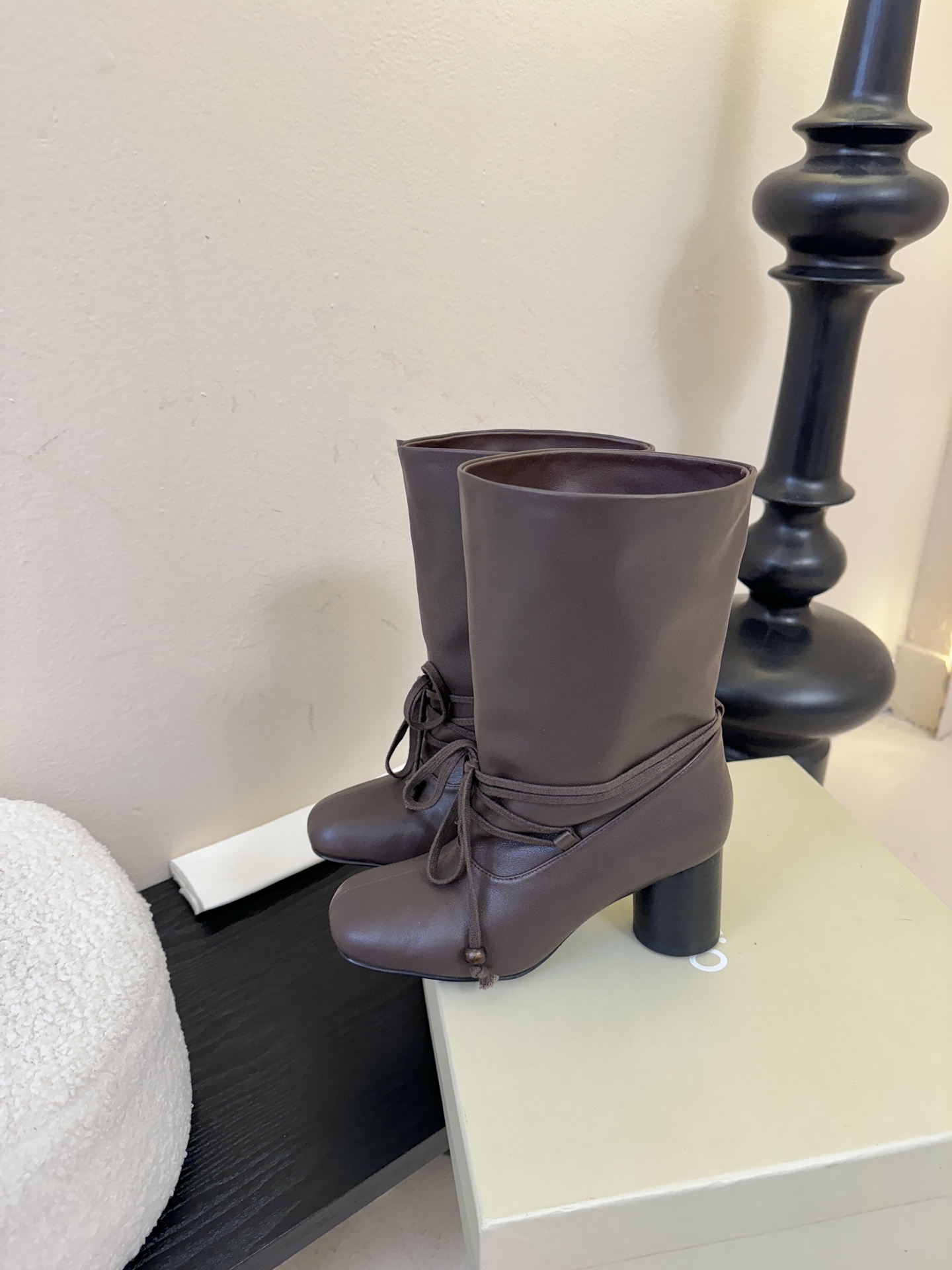 UNFOLIO 𝟐𝟓𝐀𝐖秋冬新品unfolio褶皱绑带靴｜把“暗黑高级感”焊在秋冬穿搭里柔滑皮革揉出随性