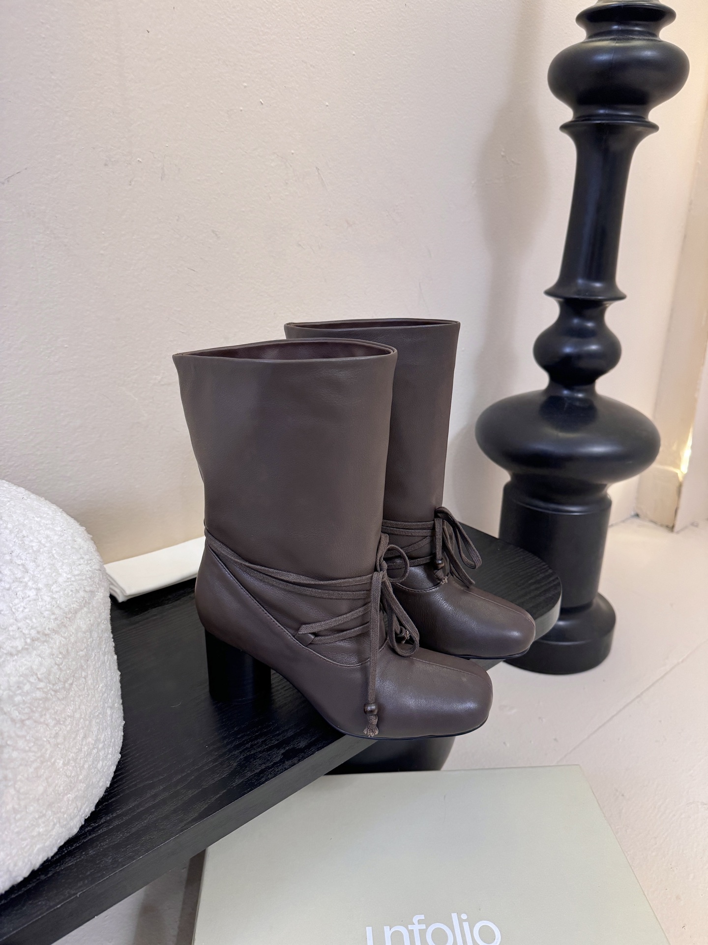 UNFOLIO 𝟐𝟓𝐀𝐖秋冬新品unfolio褶皱绑带靴｜把“暗黑高级感”焊在秋冬穿搭里柔滑皮革揉出随性