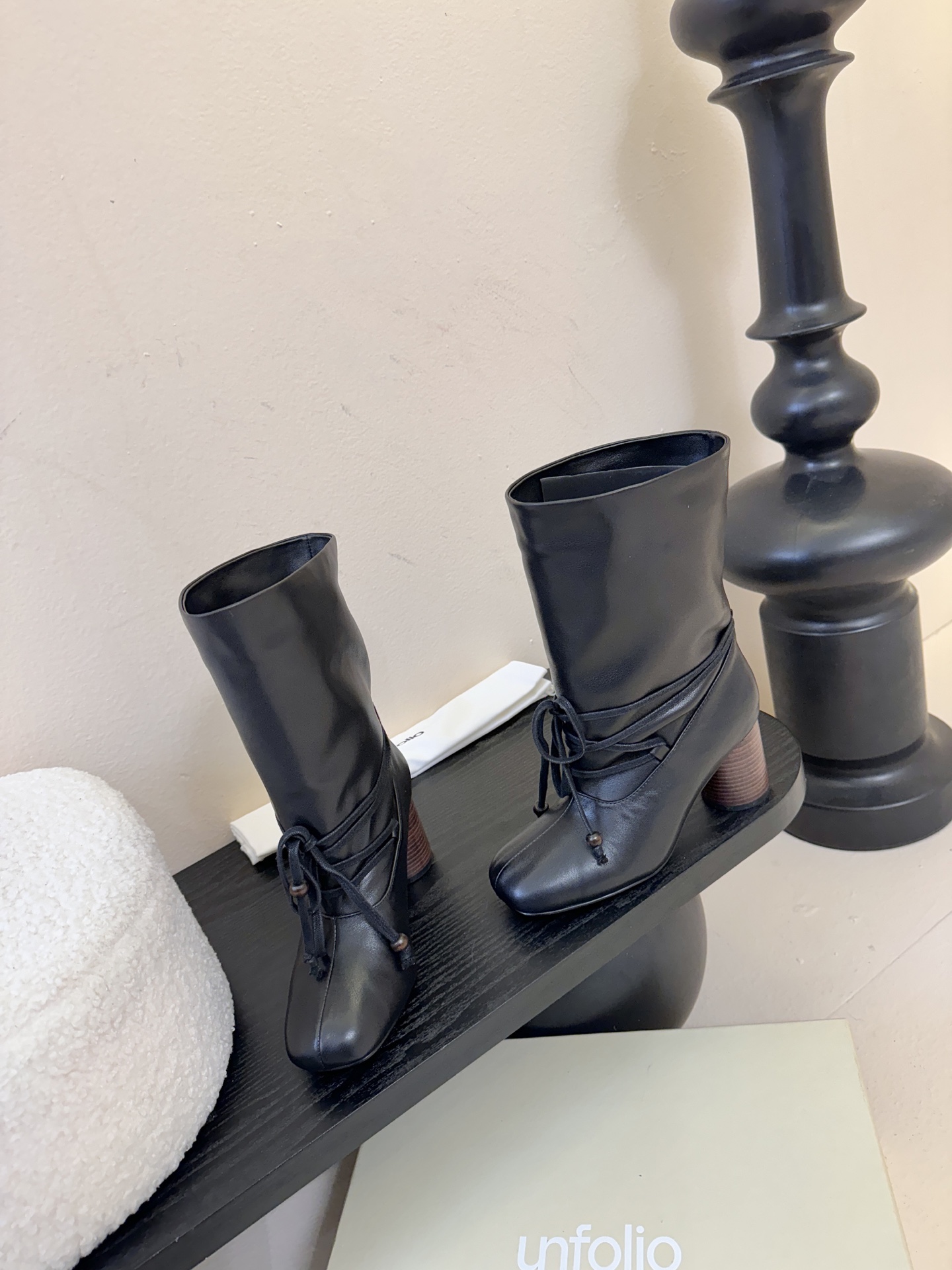 UNFOLIO 𝟐𝟓𝐀𝐖秋冬新品unfolio褶皱绑带靴｜把“暗黑高级感”焊在秋冬穿搭里柔滑皮革揉出随性