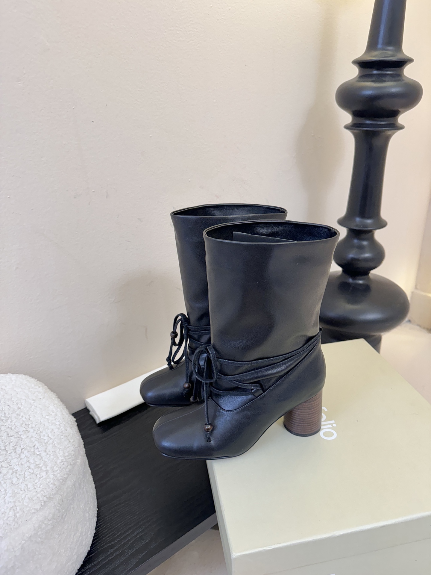 UNFOLIO 𝟐𝟓𝐀𝐖秋冬新品unfolio褶皱绑带靴｜把“暗黑高级感”焊在秋冬穿搭里柔滑皮革揉出随性