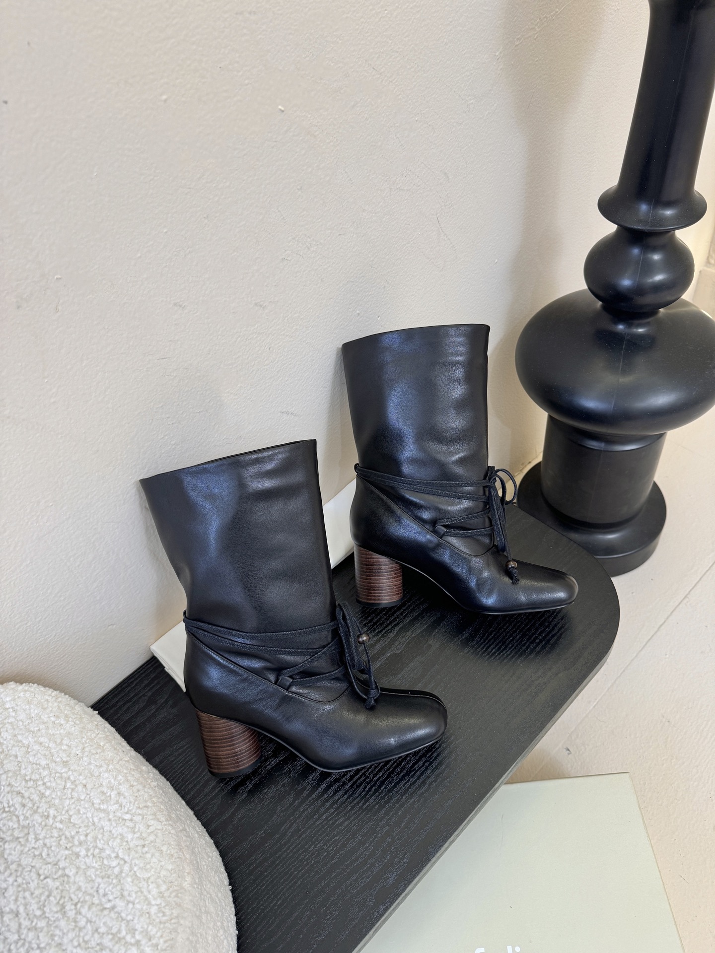 UNFOLIO 𝟐𝟓𝐀𝐖秋冬新品unfolio褶皱绑带靴｜把“暗黑高级感”焊在秋冬穿搭里柔滑皮革揉出随性