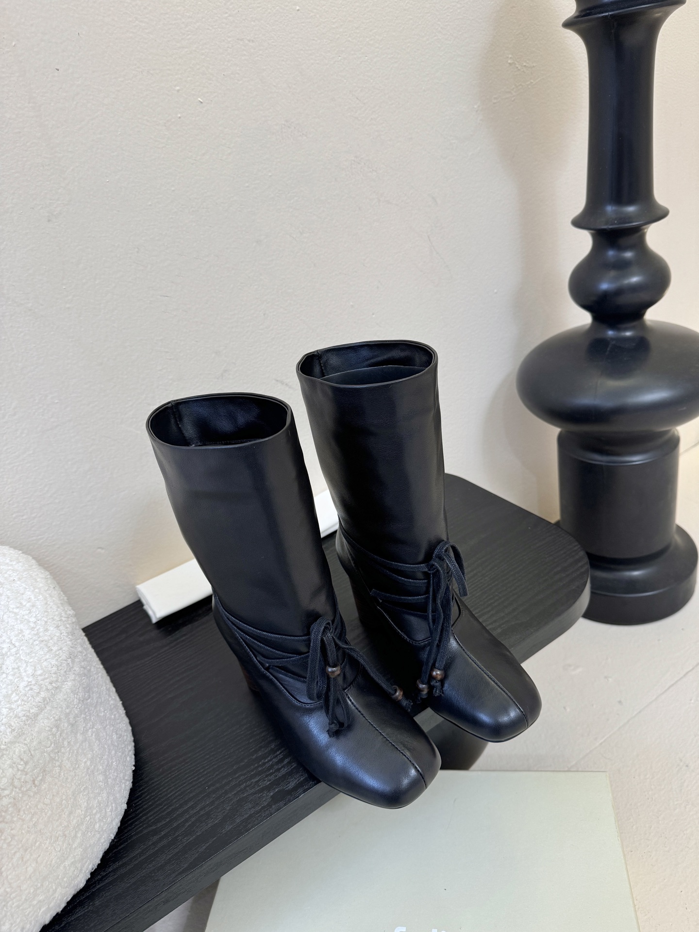 UNFOLIO 𝟐𝟓𝐀𝐖秋冬新品unfolio褶皱绑带靴｜把“暗黑高级感”焊在秋冬穿搭里柔滑皮革揉出随性