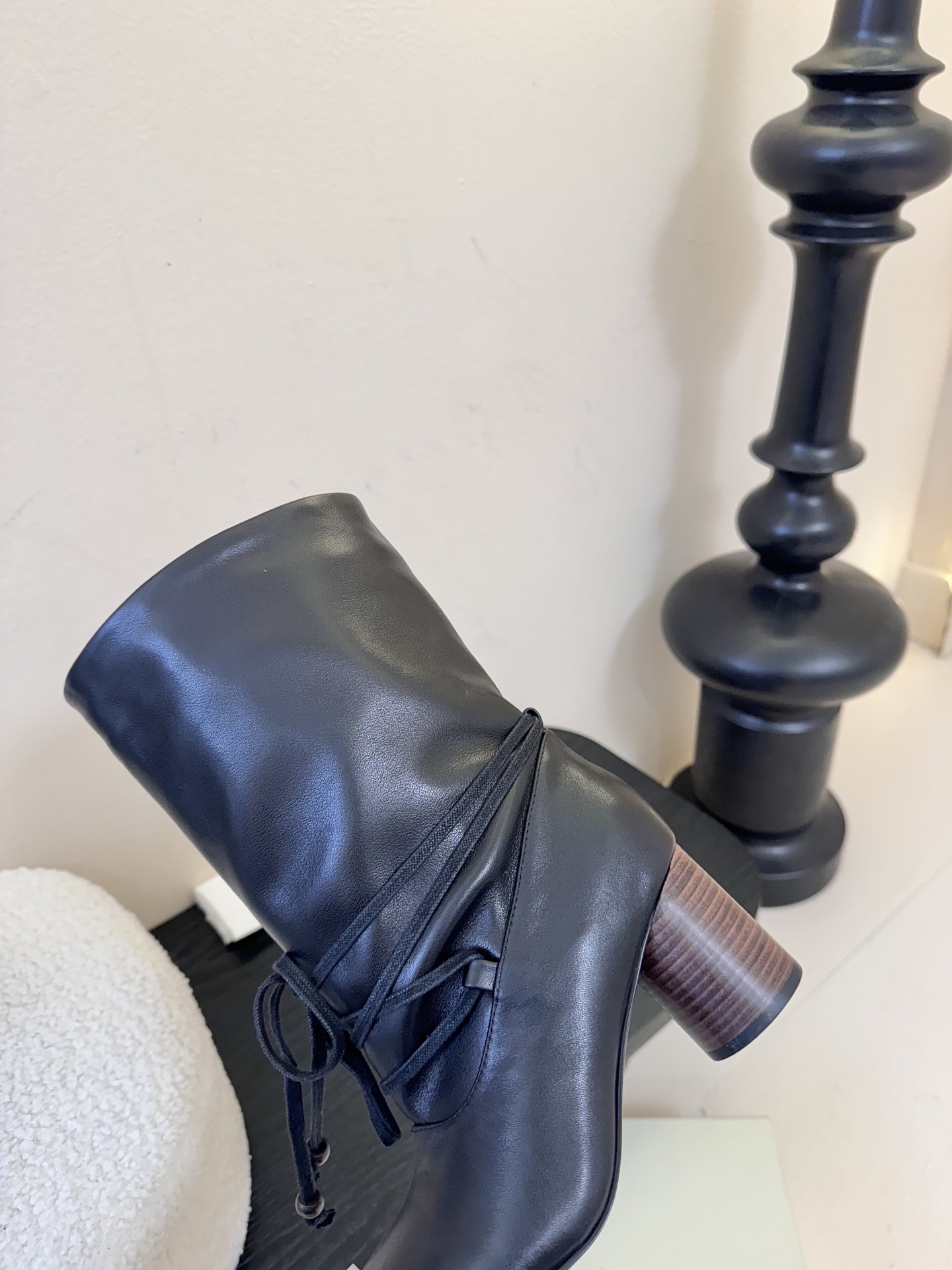 UNFOLIO 𝟐𝟓𝐀𝐖秋冬新品unfolio褶皱绑带靴｜把“暗黑高级感”焊在秋冬穿搭里柔滑皮革揉出随性