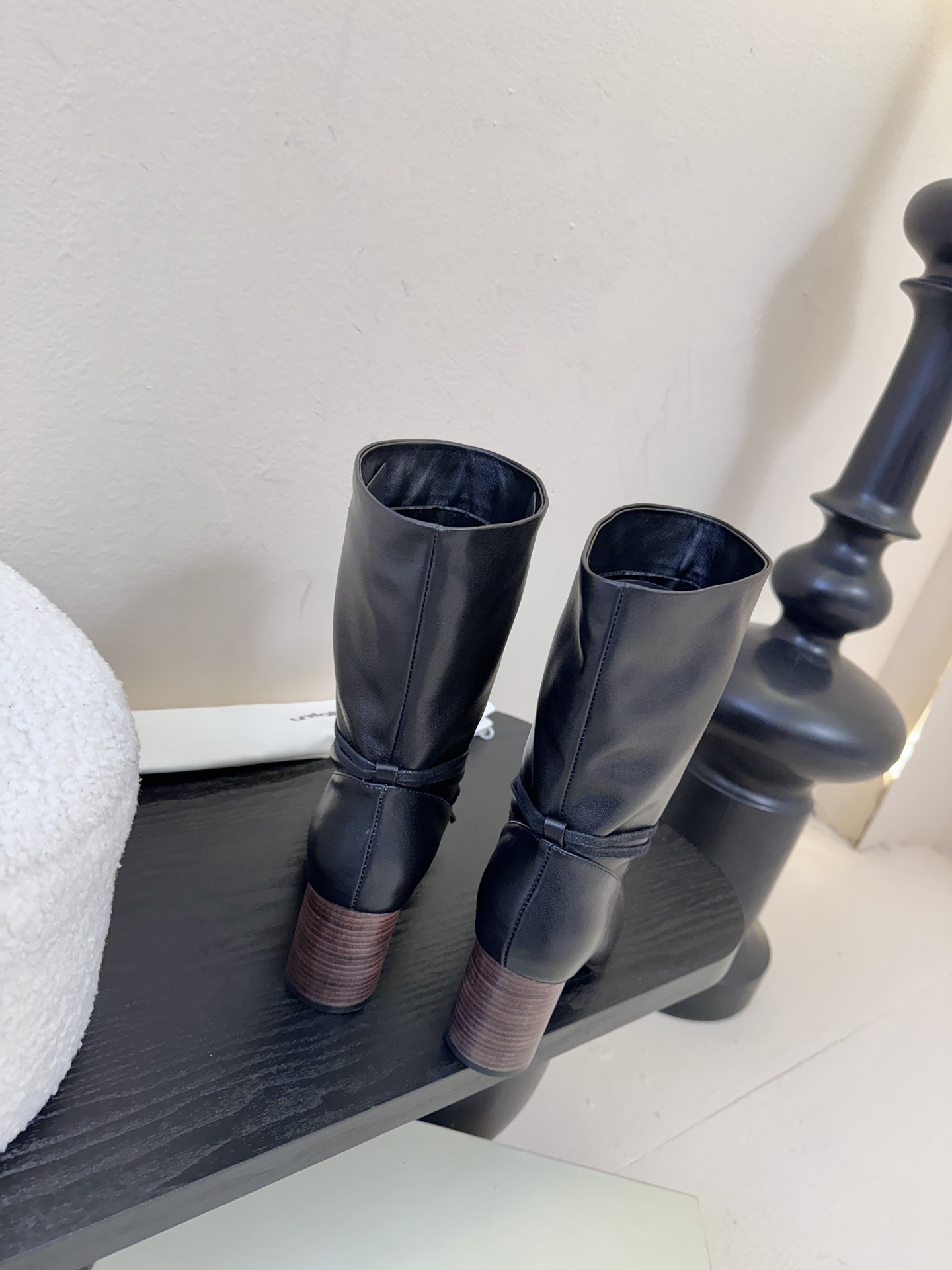 UNFOLIO 𝟐𝟓𝐀𝐖秋冬新品unfolio褶皱绑带靴｜把“暗黑高级感”焊在秋冬穿搭里柔滑皮革揉出随性