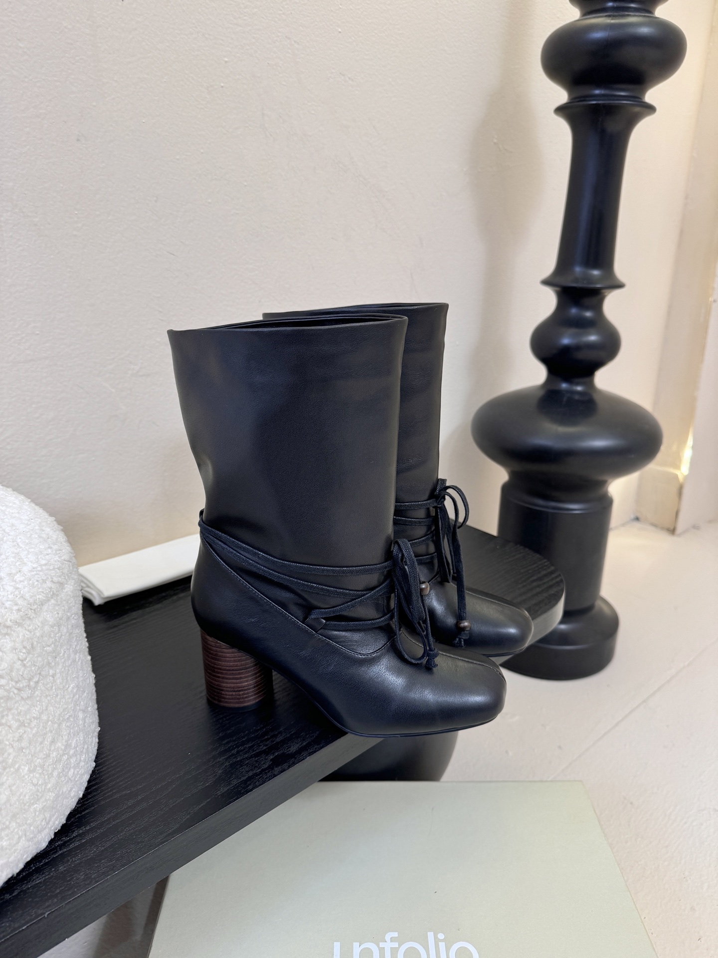 UNFOLIO 𝟐𝟓𝐀𝐖秋冬新品unfolio褶皱绑带靴｜把“暗黑高级感”焊在秋冬穿搭里柔滑皮革揉出随性