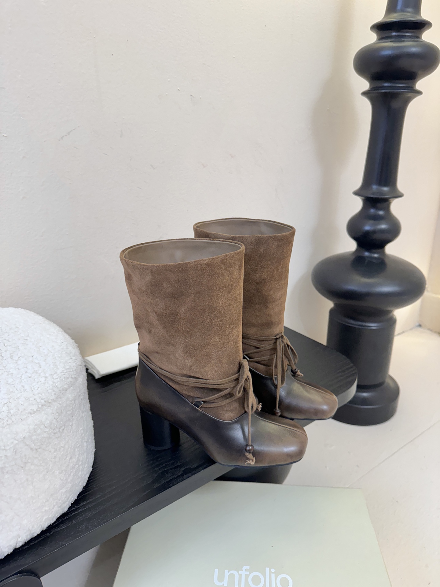 UNFOLIO 𝟐𝟓𝐀𝐖秋冬新品unfolio褶皱绑带靴｜把“暗黑高级感”焊在秋冬穿搭里柔滑皮革揉出随性