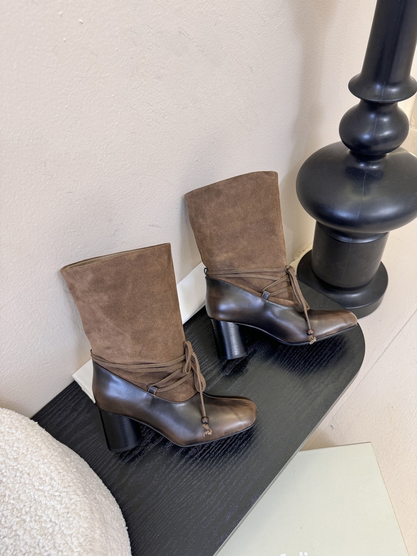 UNFOLIO 𝟐𝟓𝐀𝐖秋冬新品unfolio褶皱绑带靴｜把“暗黑高级感”焊在秋冬穿搭里柔滑皮革揉出随性