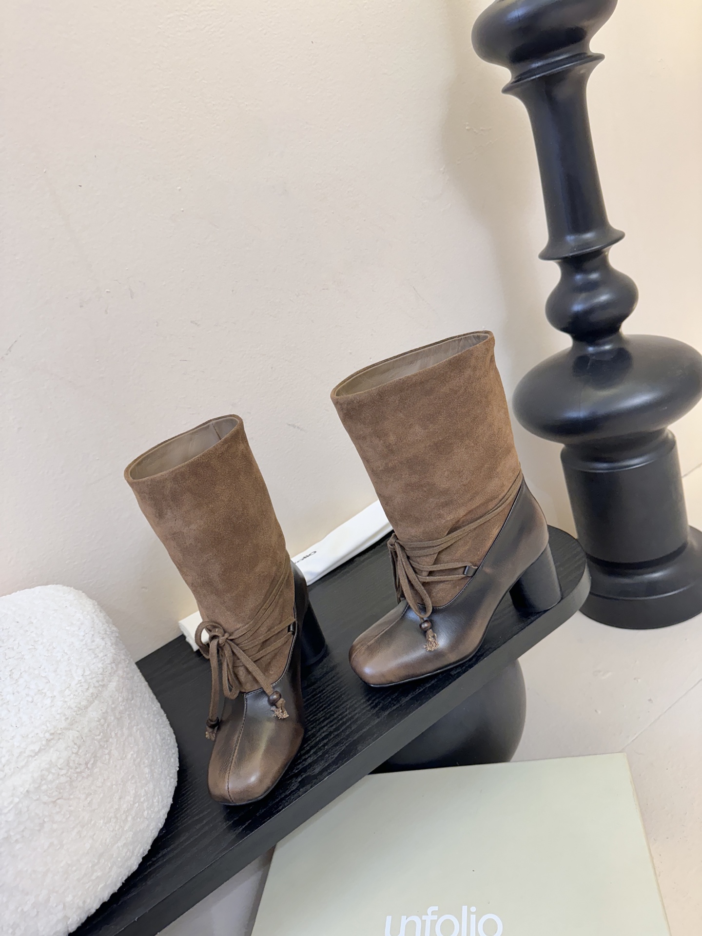 UNFOLIO 𝟐𝟓𝐀𝐖秋冬新品unfolio褶皱绑带靴｜把“暗黑高级感”焊在秋冬穿搭里柔滑皮革揉出随性