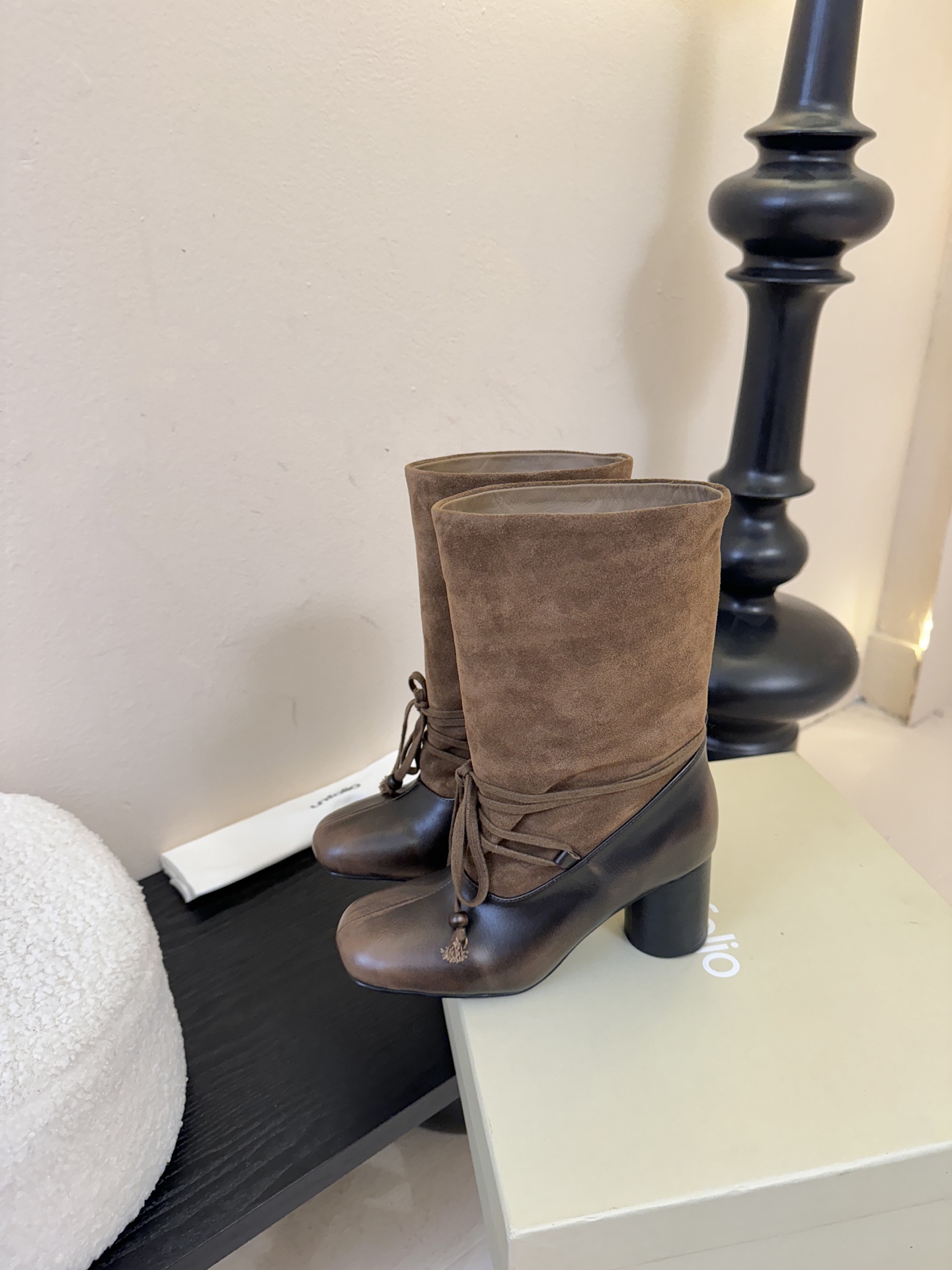 UNFOLIO 𝟐𝟓𝐀𝐖秋冬新品unfolio褶皱绑带靴｜把“暗黑高级感”焊在秋冬穿搭里柔滑皮革揉出随性