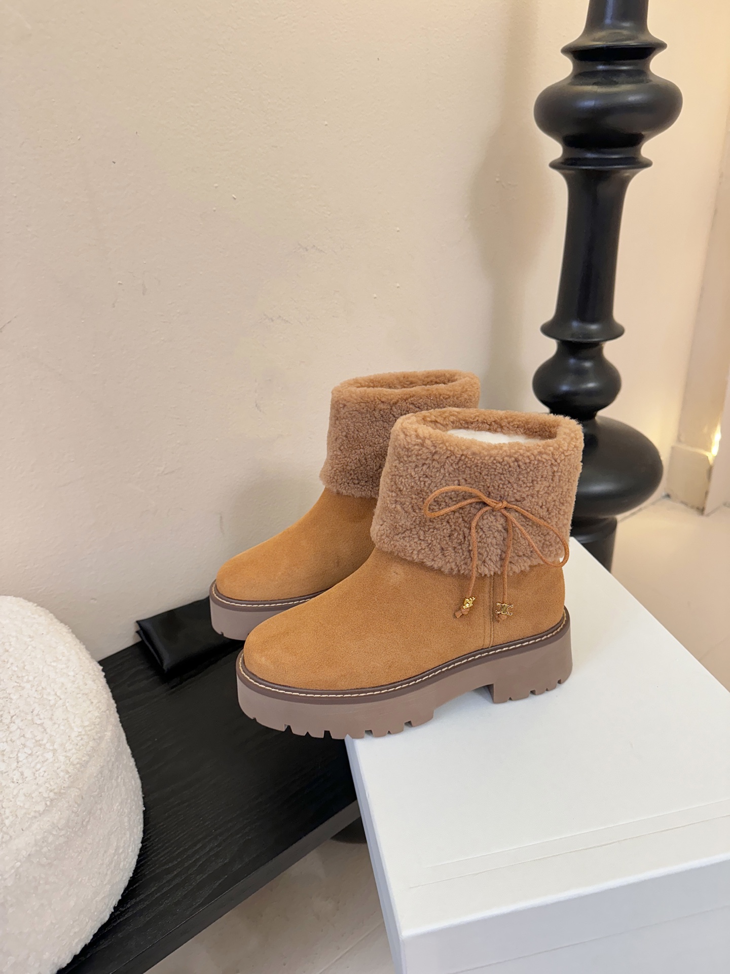 CELINE·思琳最新呈现马丁靴棉靴雪地靴系列。顶级版本后跟原版皮毛一体磨砂皮羊京3D立体logo-2，