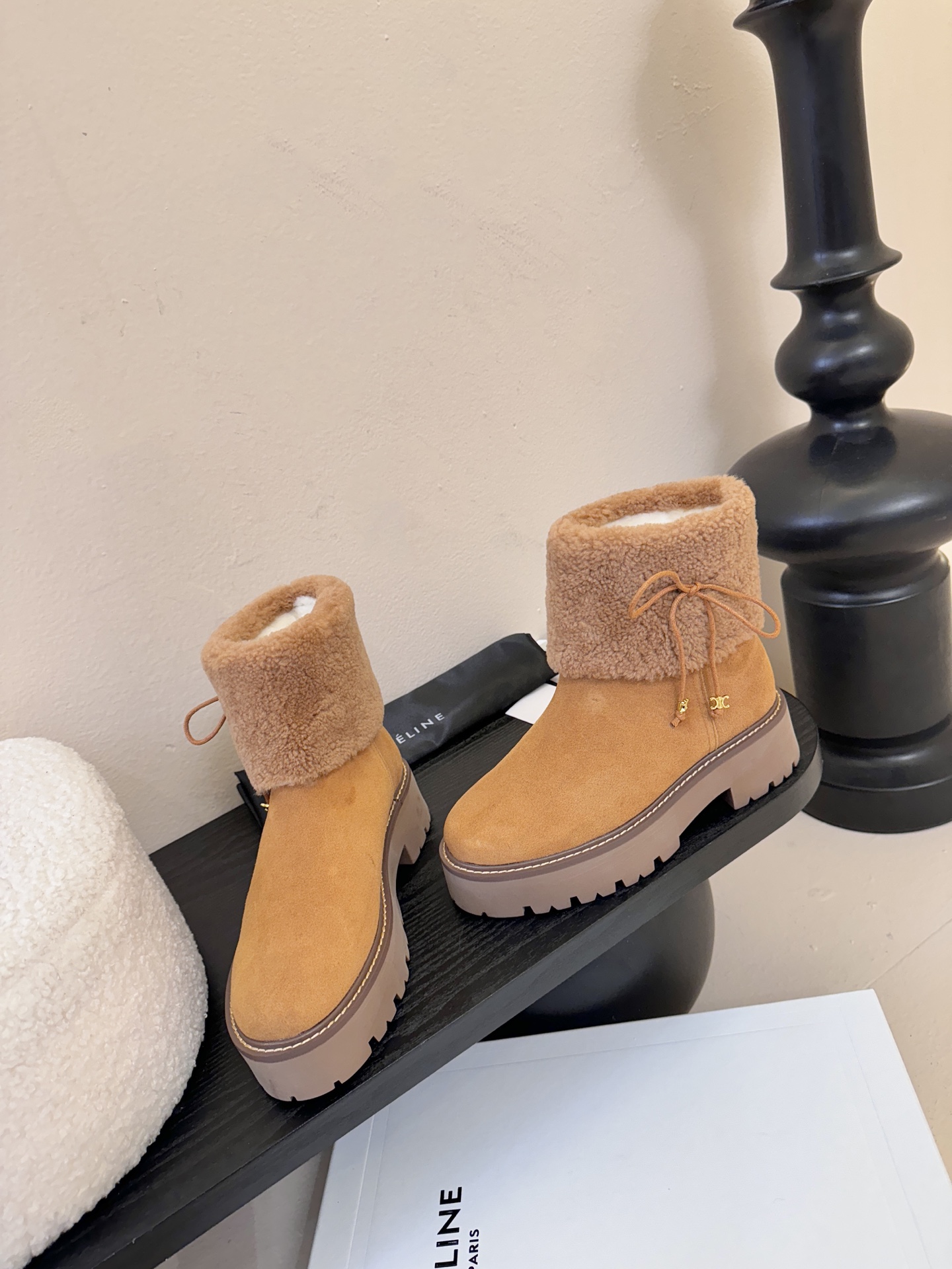 CELINE·思琳最新呈现马丁靴棉靴雪地靴系列。顶级版本后跟原版皮毛一体磨砂皮羊京3D立体logo-2，