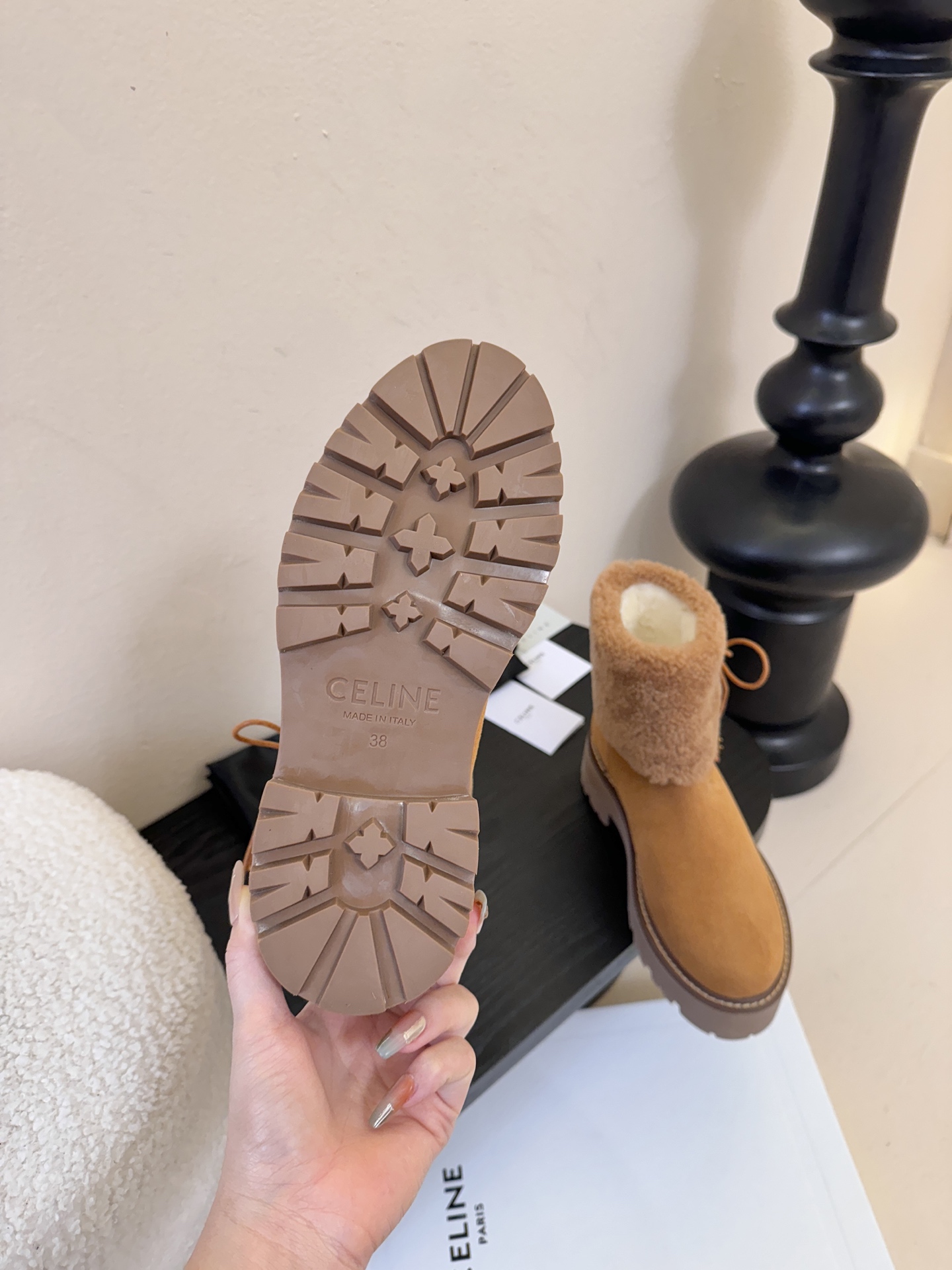 CELINE·思琳最新呈现马丁靴棉靴雪地靴系列。顶级版本后跟原版皮毛一体磨砂皮羊京3D立体logo-2，