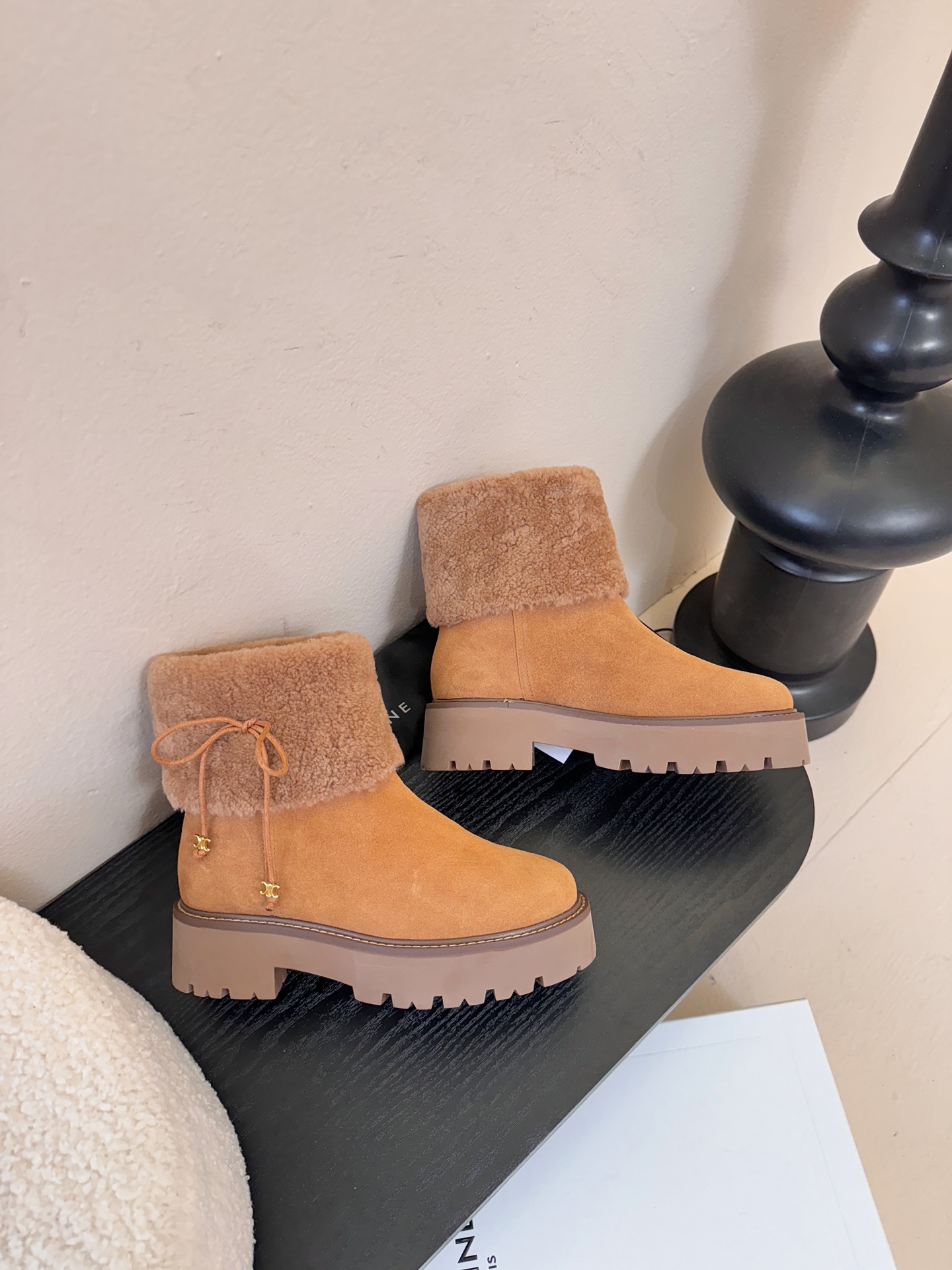 CELINE·思琳最新呈现马丁靴棉靴雪地靴系列。顶级版本后跟原版皮毛一体磨砂皮羊京3D立体logo-2，