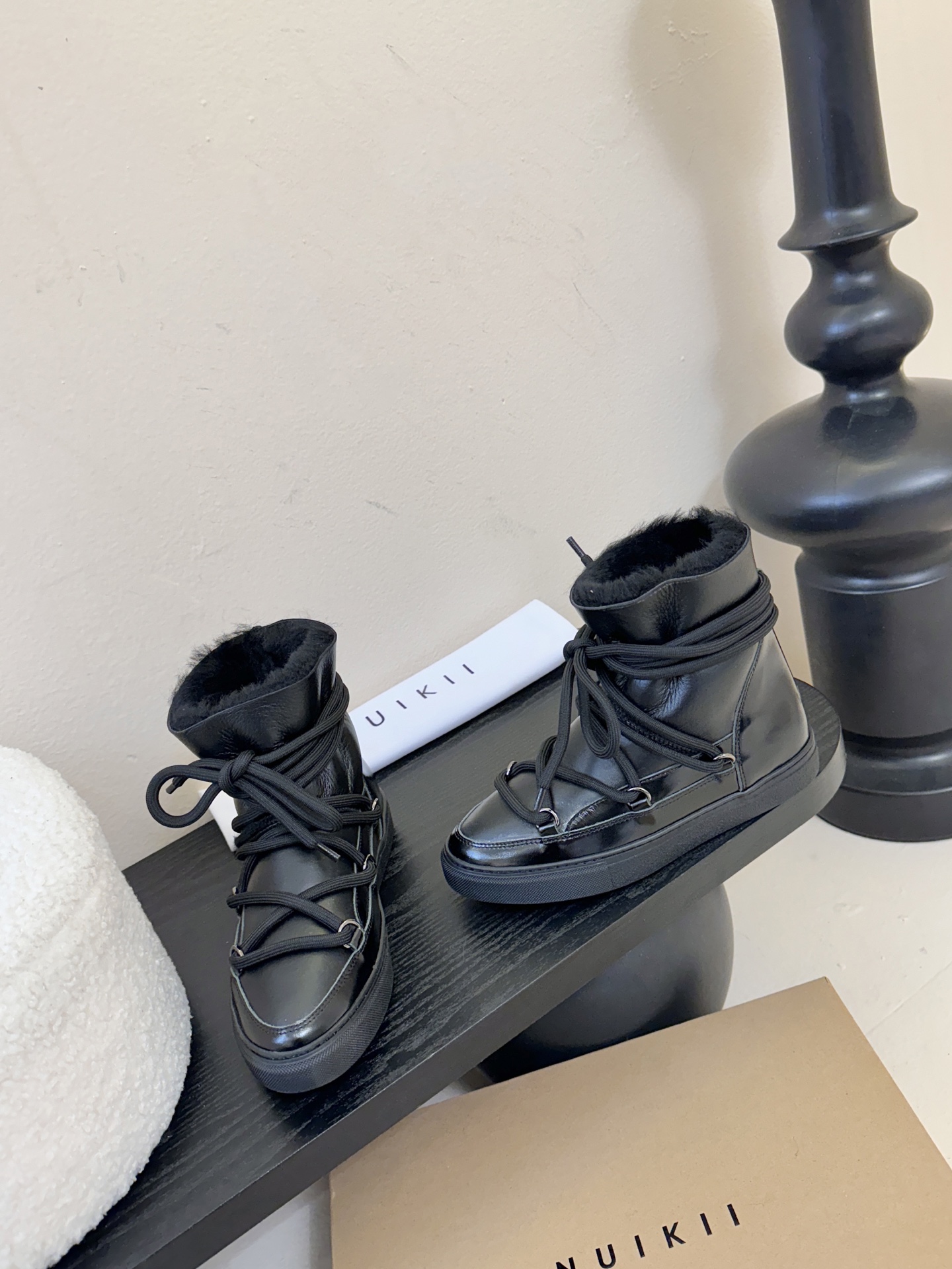 INUIKII雪地靴 .鞋面牛毛一体➕牛油皮，光泽细腻柔软加厚的面料不仅增加舒适度且兼具保暖效果！鞋面：