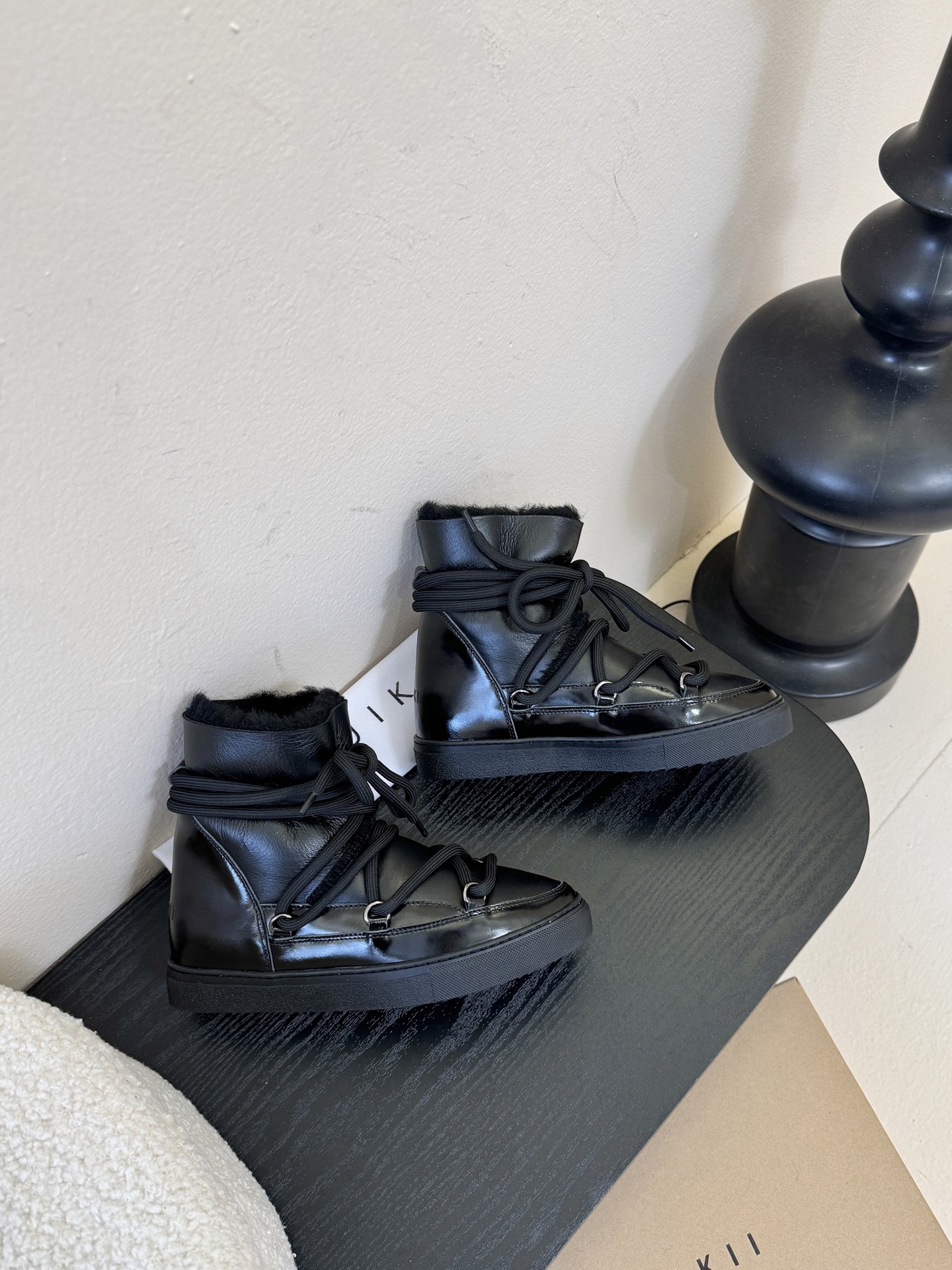 INUIKII雪地靴 .鞋面牛毛一体➕牛油皮，光泽细腻柔软加厚的面料不仅增加舒适度且兼具保暖效果！鞋面：