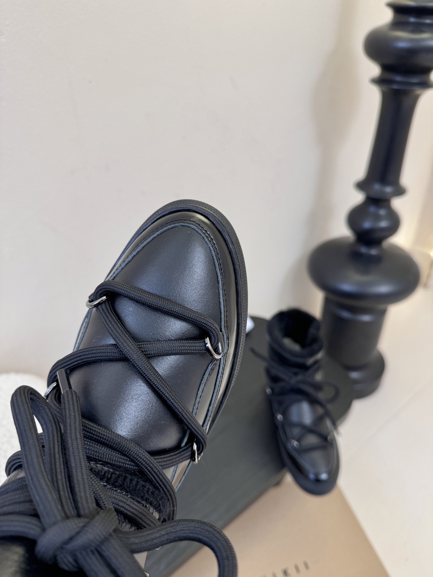 INUIKII雪地靴 .鞋面牛毛一体➕牛油皮，光泽细腻柔软加厚的面料不仅增加舒适度且兼具保暖效果！鞋面：