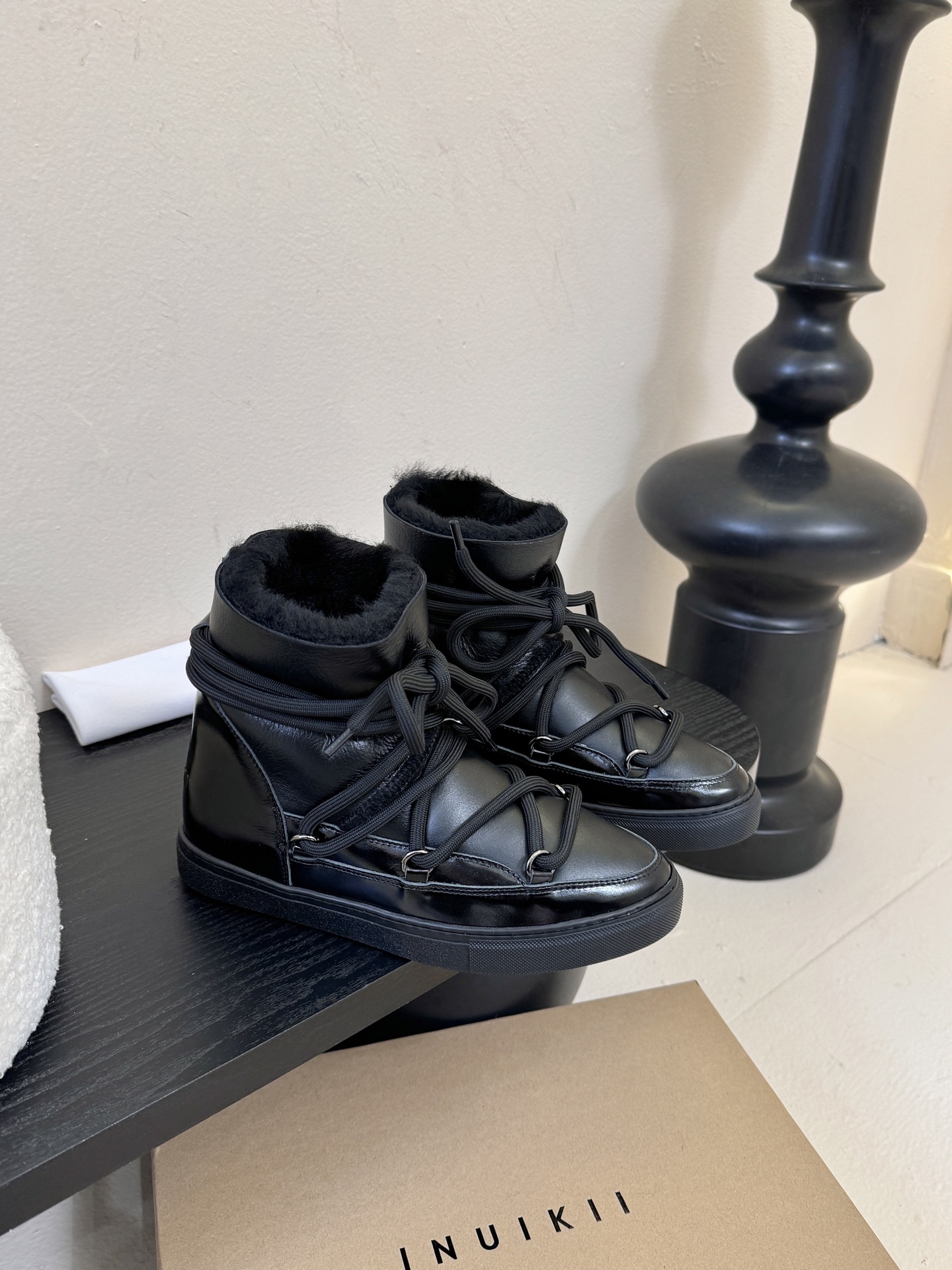 INUIKII雪地靴 .鞋面牛毛一体➕牛油皮，光泽细腻柔软加厚的面料不仅增加舒适度且兼具保暖效果！鞋面：