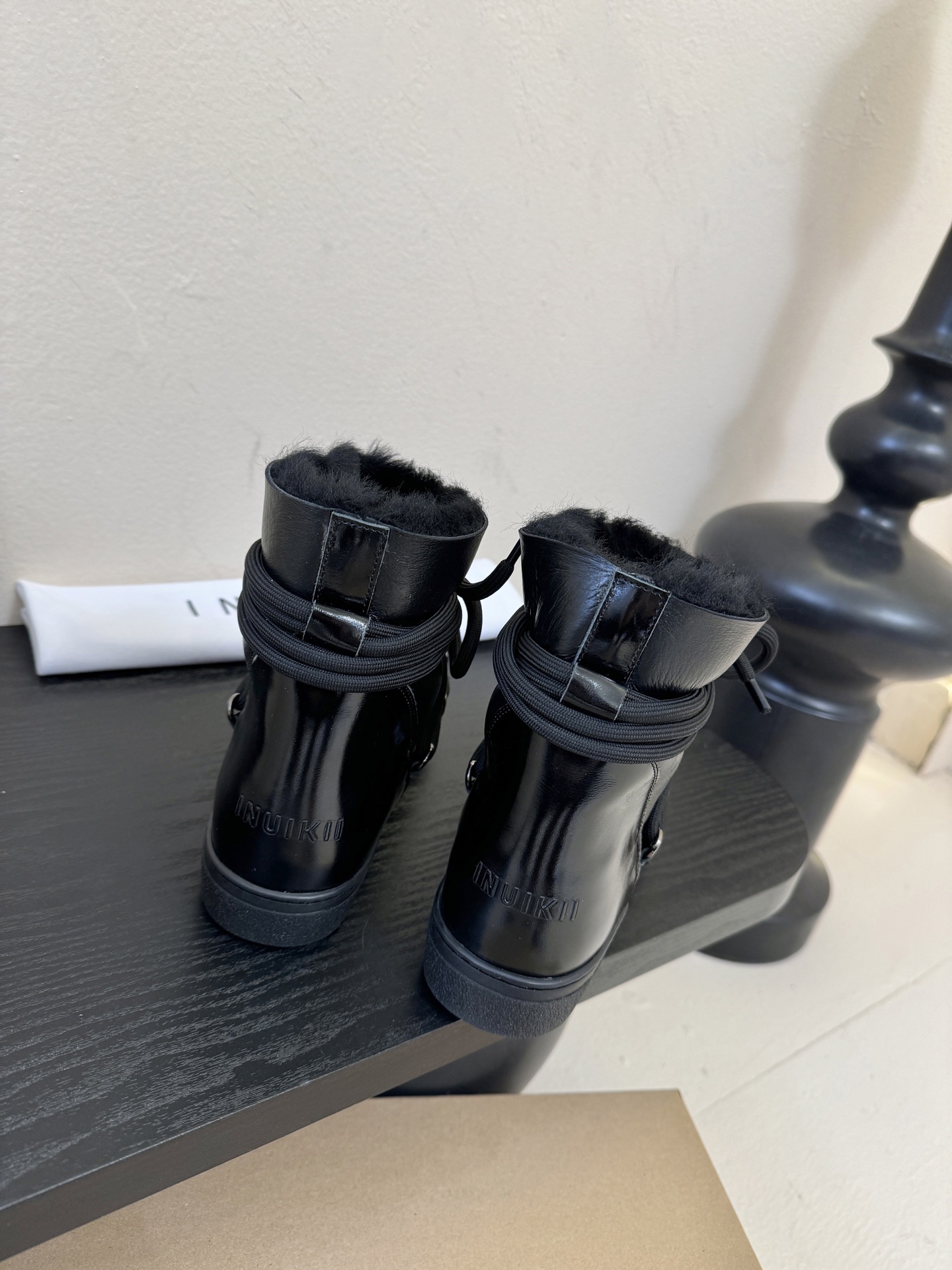 INUIKII雪地靴 .鞋面牛毛一体➕牛油皮，光泽细腻柔软加厚的面料不仅增加舒适度且兼具保暖效果！鞋面：