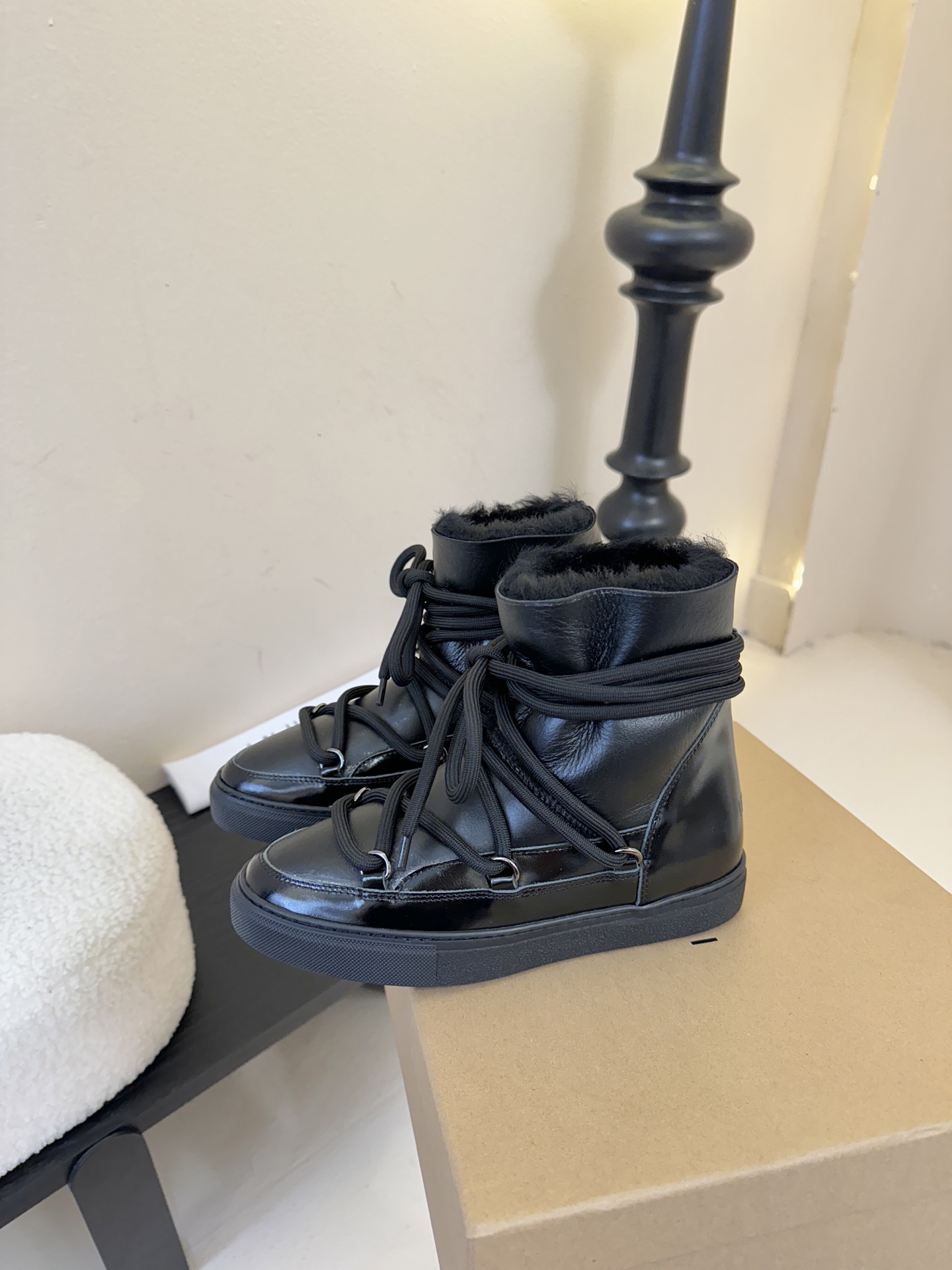 INUIKII雪地靴 .鞋面牛毛一体➕牛油皮，光泽细腻柔软加厚的面料不仅增加舒适度且兼具保暖效果！鞋面：