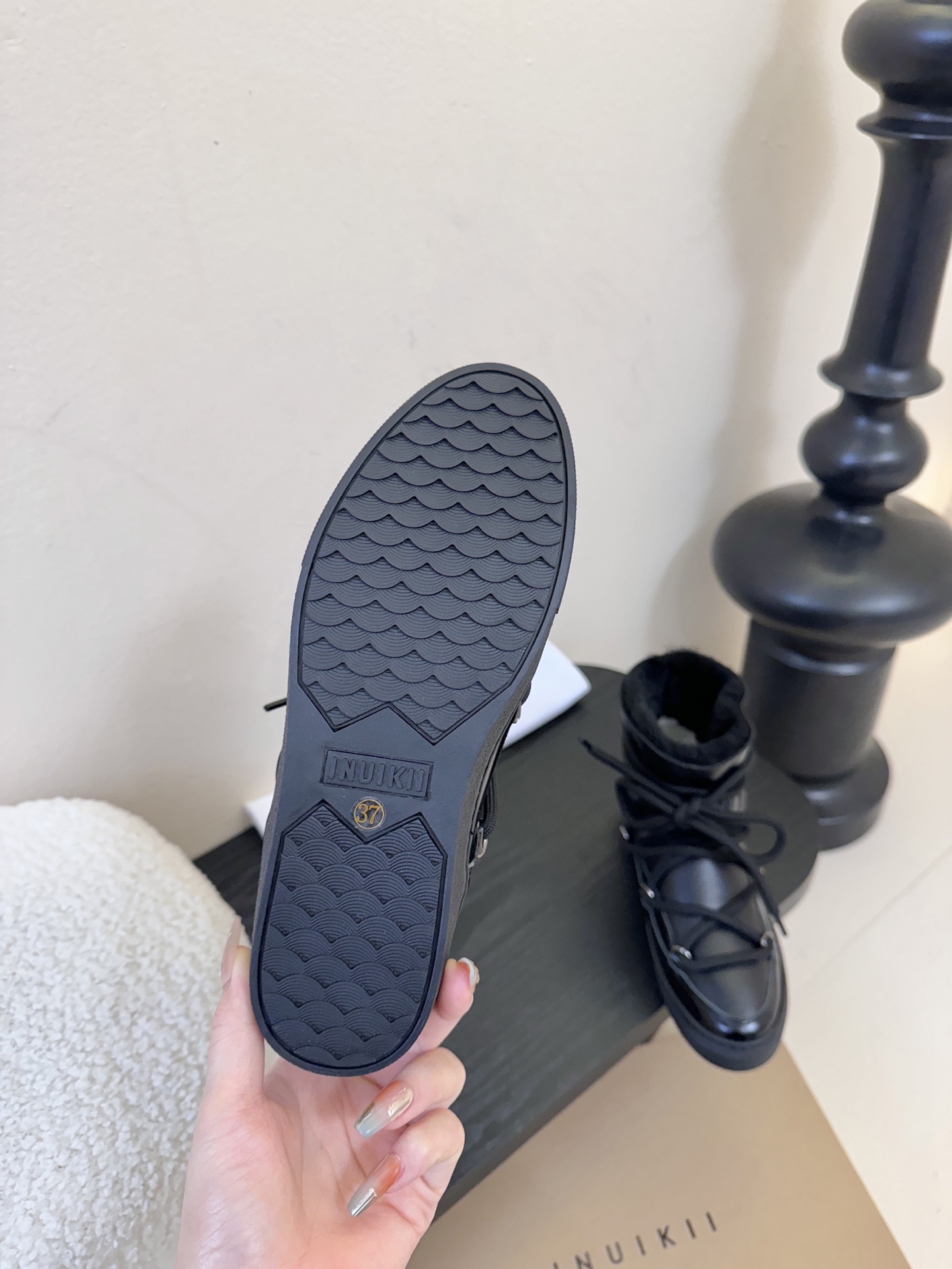 INUIKII雪地靴 .鞋面牛毛一体➕牛油皮，光泽细腻柔软加厚的面料不仅增加舒适度且兼具保暖效果！鞋面：