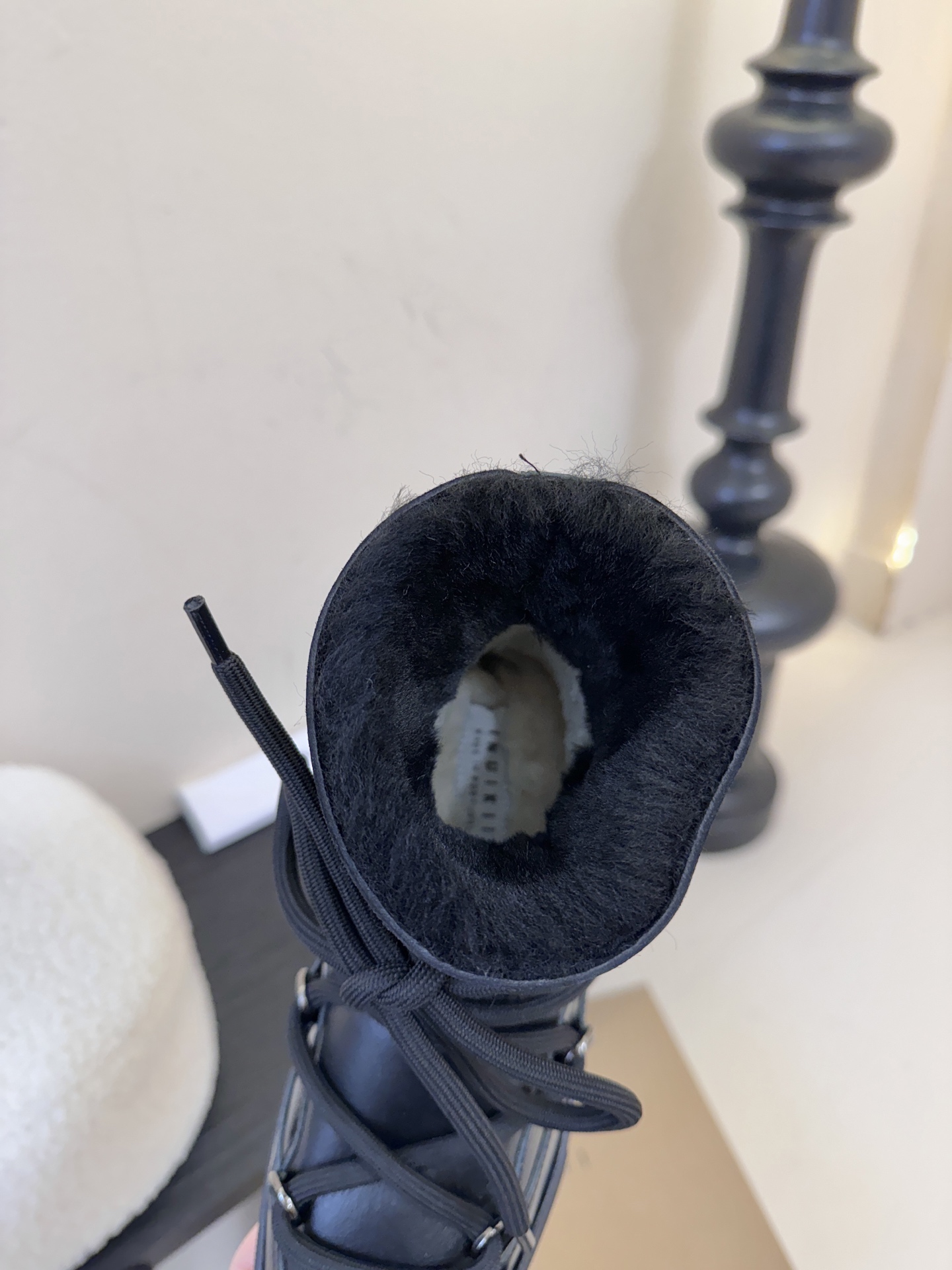 INUIKII雪地靴 .鞋面牛毛一体➕牛油皮，光泽细腻柔软加厚的面料不仅增加舒适度且兼具保暖效果！鞋面：