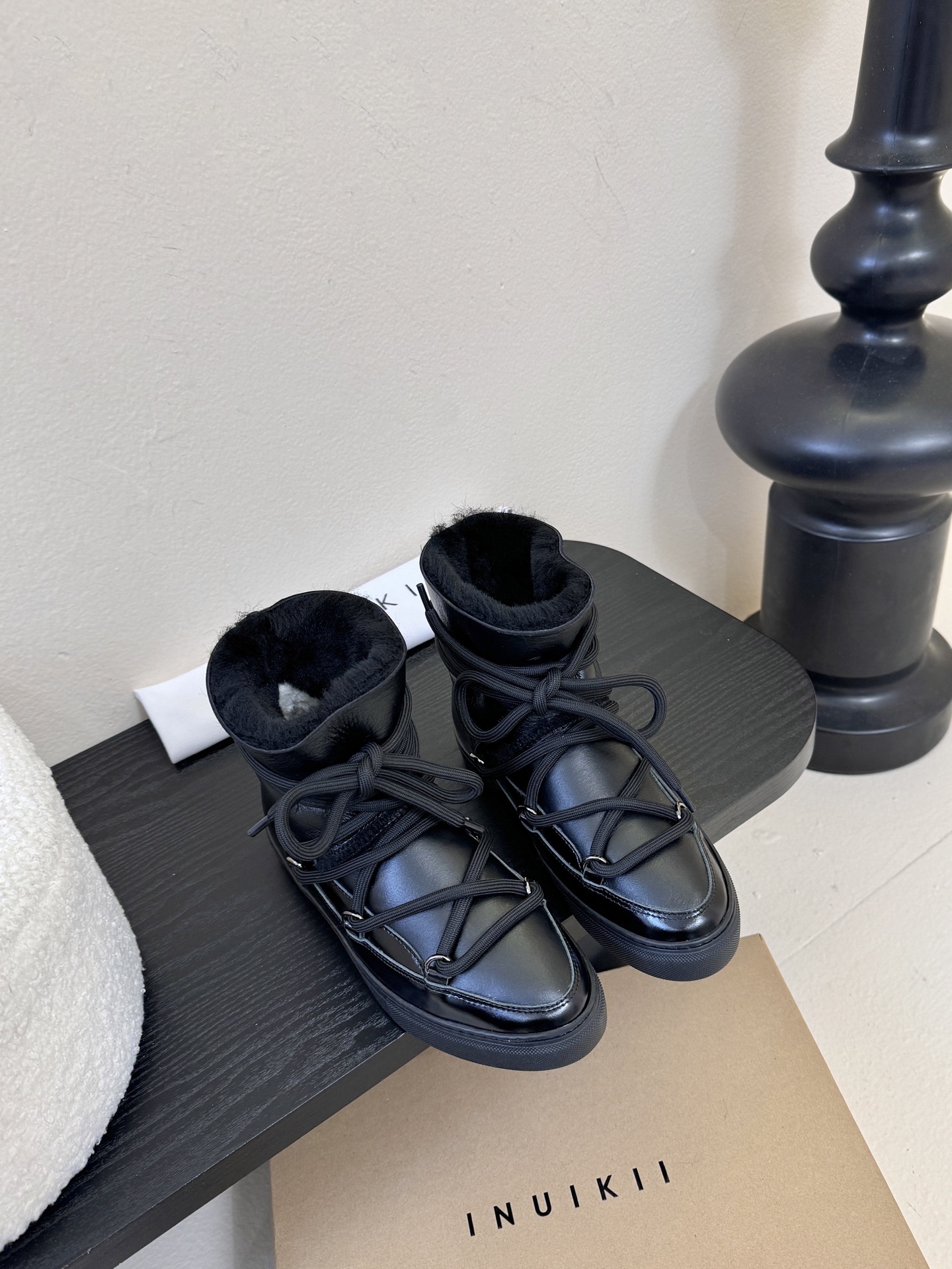 INUIKII雪地靴 .鞋面牛毛一体➕牛油皮，光泽细腻柔软加厚的面料不仅增加舒适度且兼具保暖效果！鞋面：